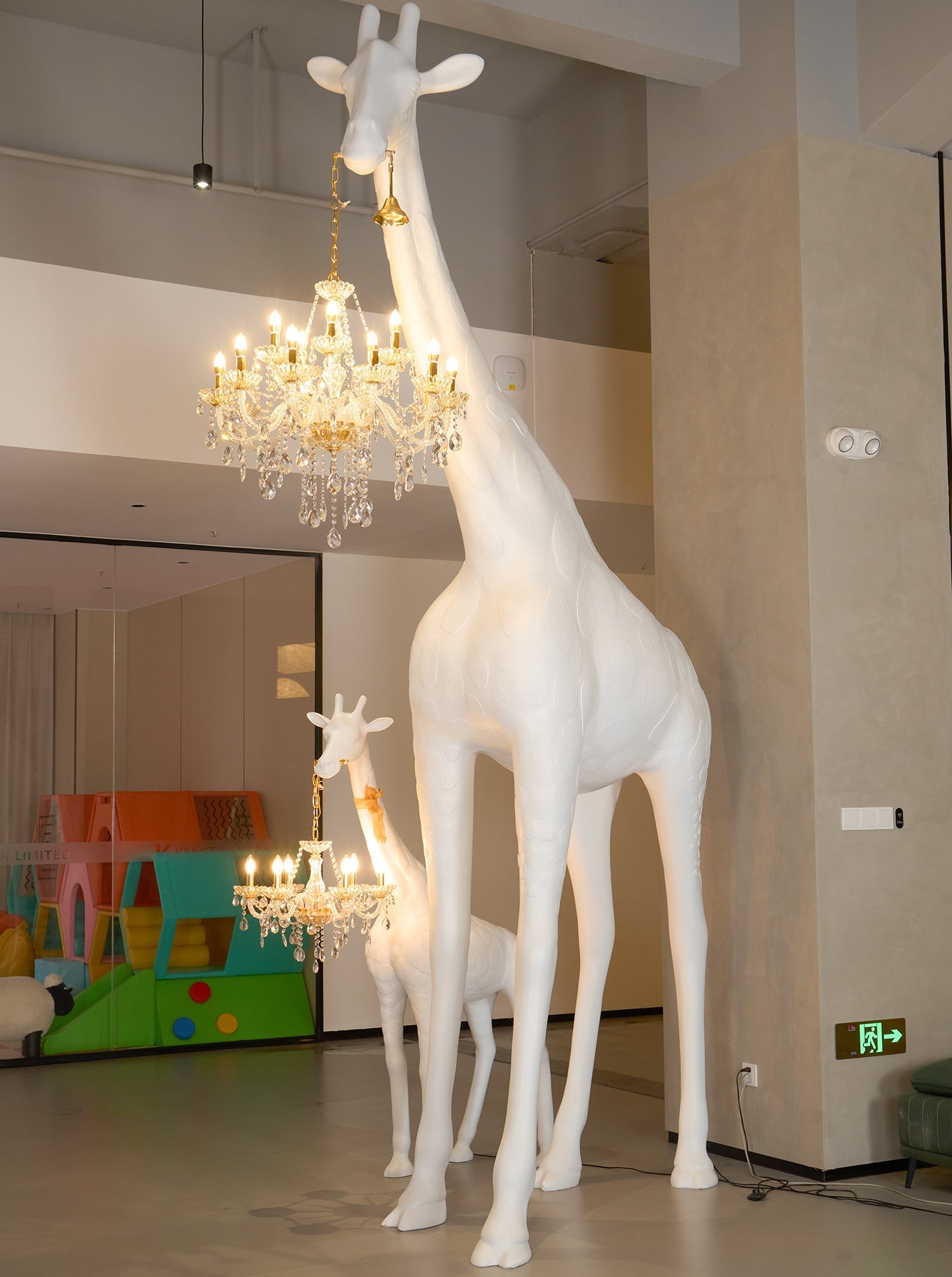 giraffe-sculpture-floor-lamp-anzaz-White & Gold lamp body-7