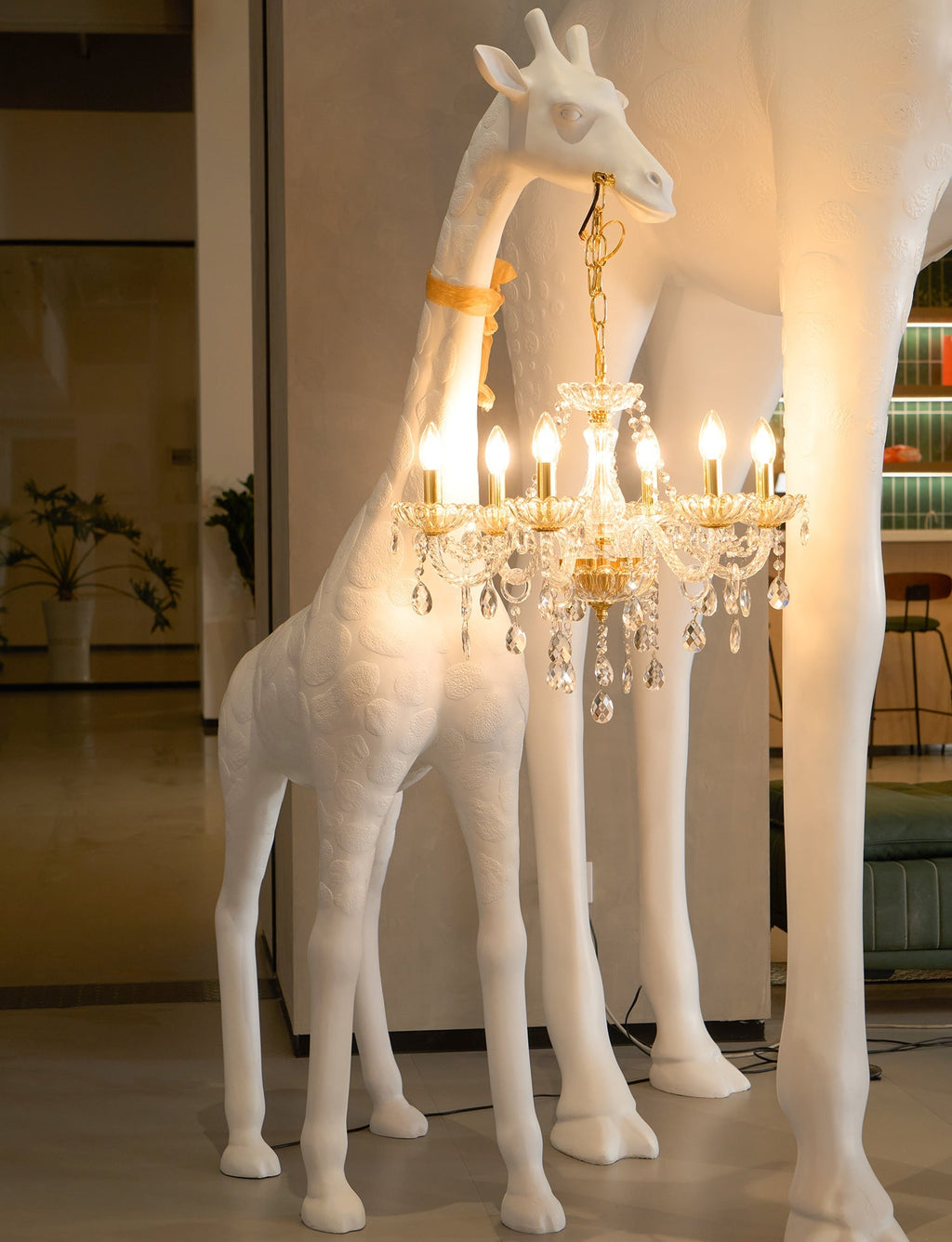giraffe-sculpture-floor-lamp-anzaz-Black & Chrome lamp body-10