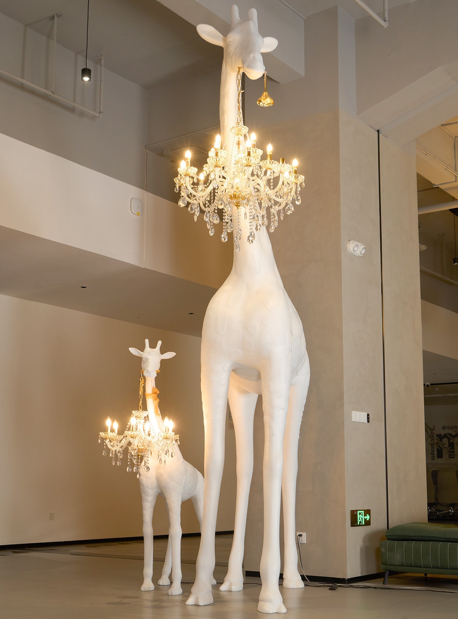 giraffe-sculpture-floor-lamp-anzaz-White & Gold lamp body-8