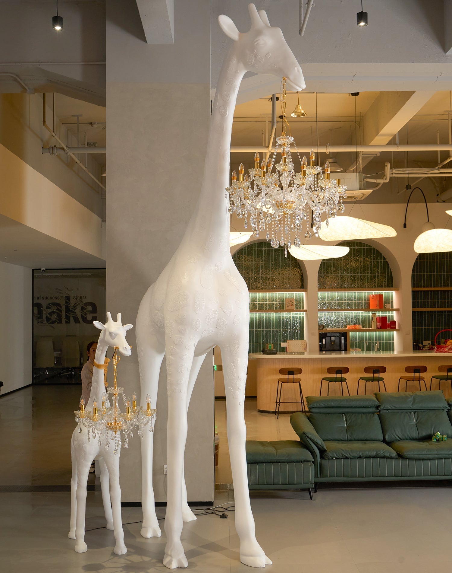 giraffe-sculpture-floor-lamp-anzaz-White & Chrome lamp body-52