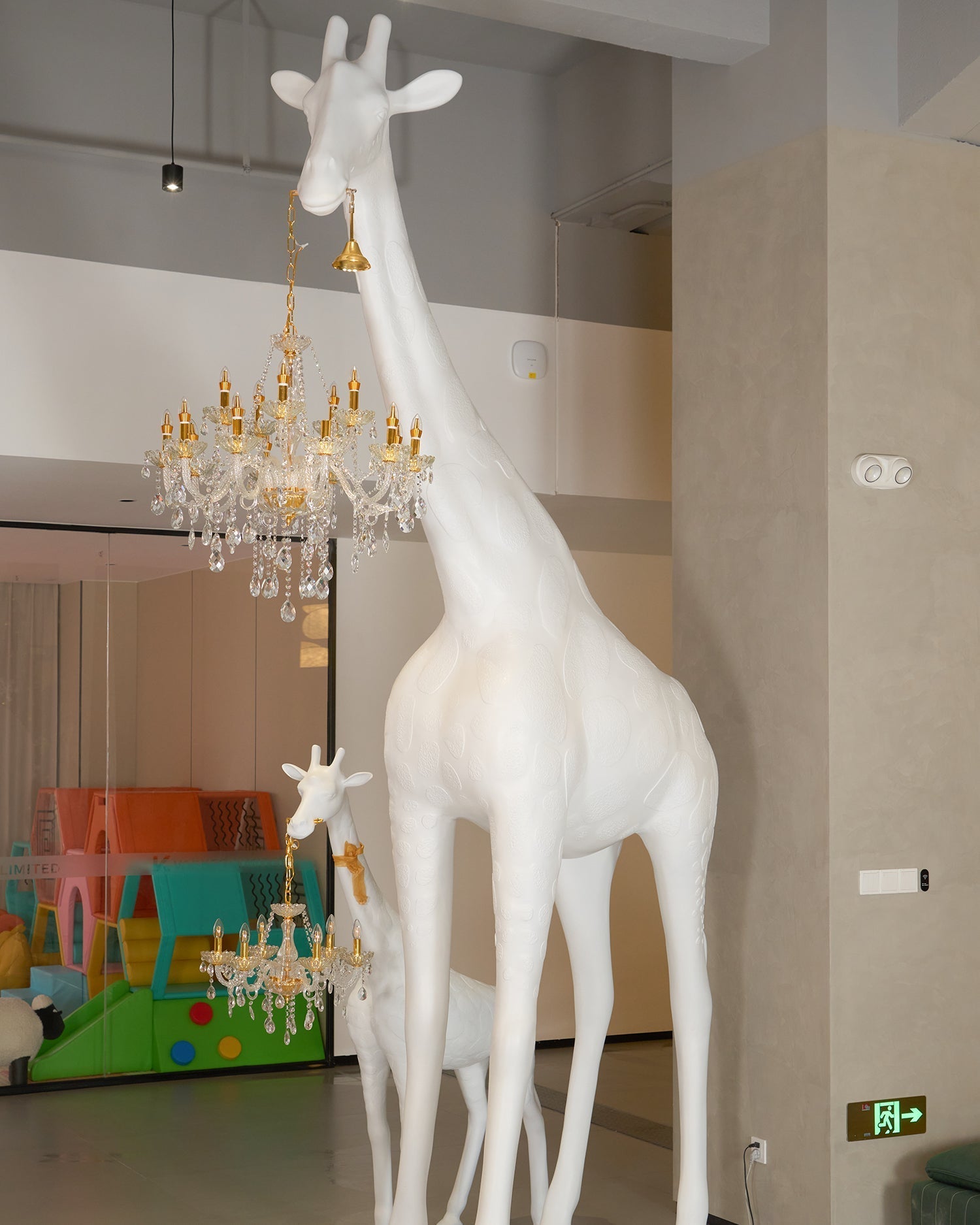 giraffe-sculpture-floor-lamp-anzaz-White & Gold lamp body-54