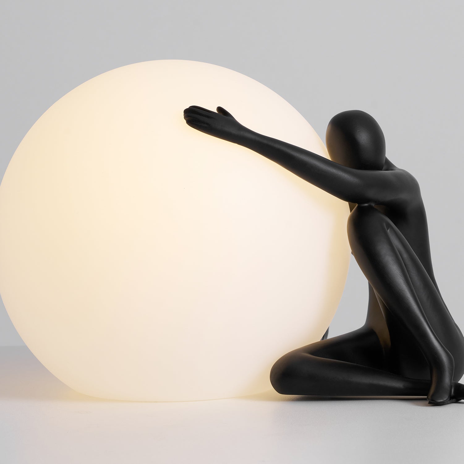 abstract-character-round-table-lamp-anzaz--42