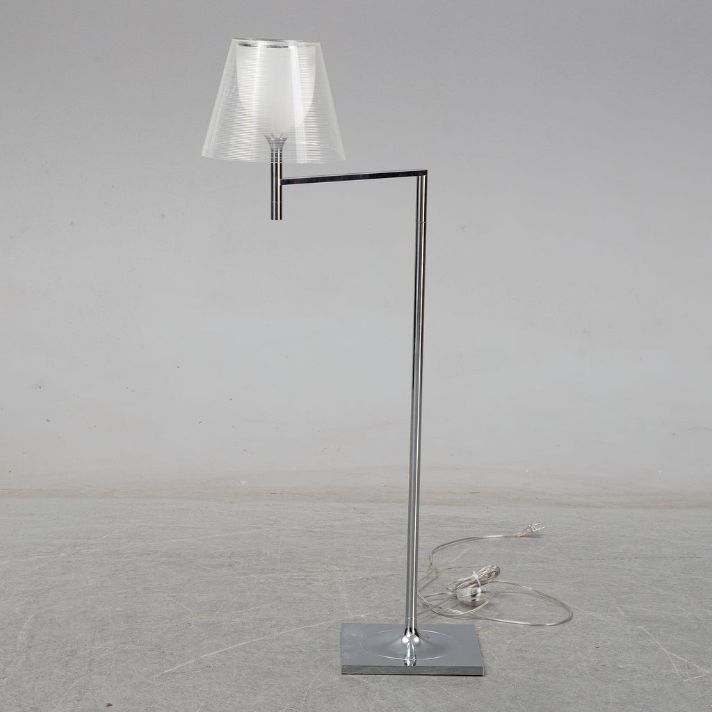 chrome-prism-bending-floor-light-anzaz--10
