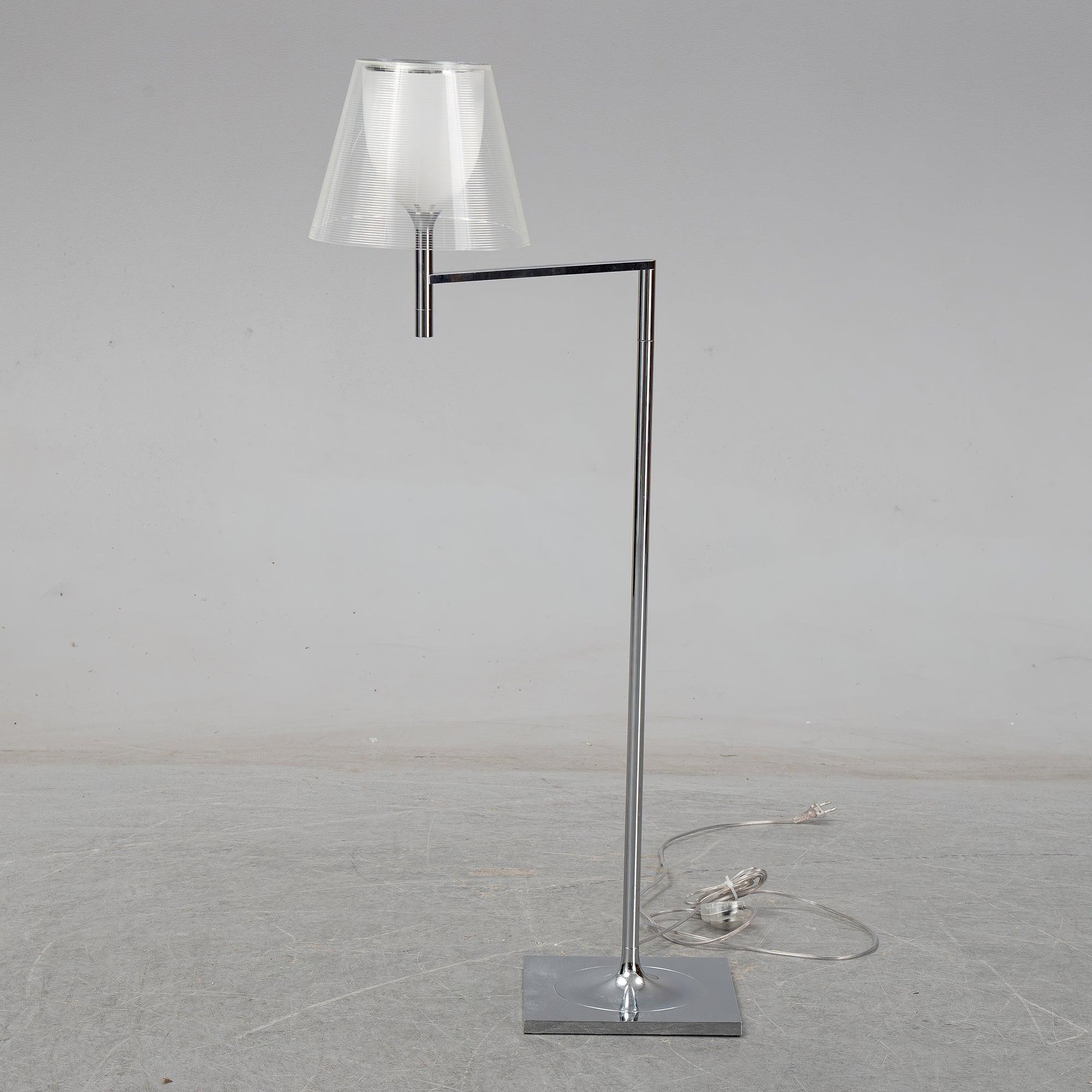 chrome-prism-bending-floor-light-anzaz--10