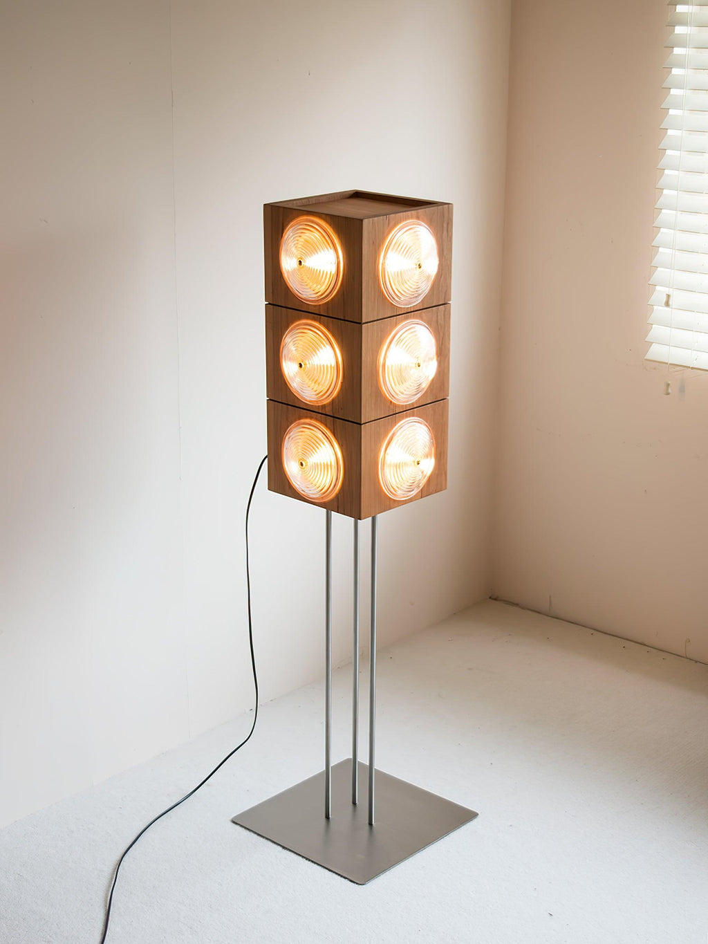 cinematic-lightbox-camera-floor-lamp-anzaz--19