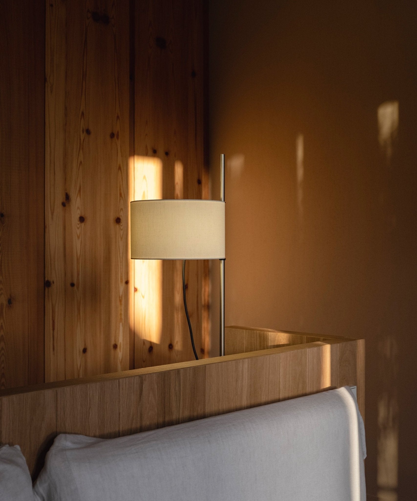 lino-arc-table-lamp-anzaz-Gold & White-6