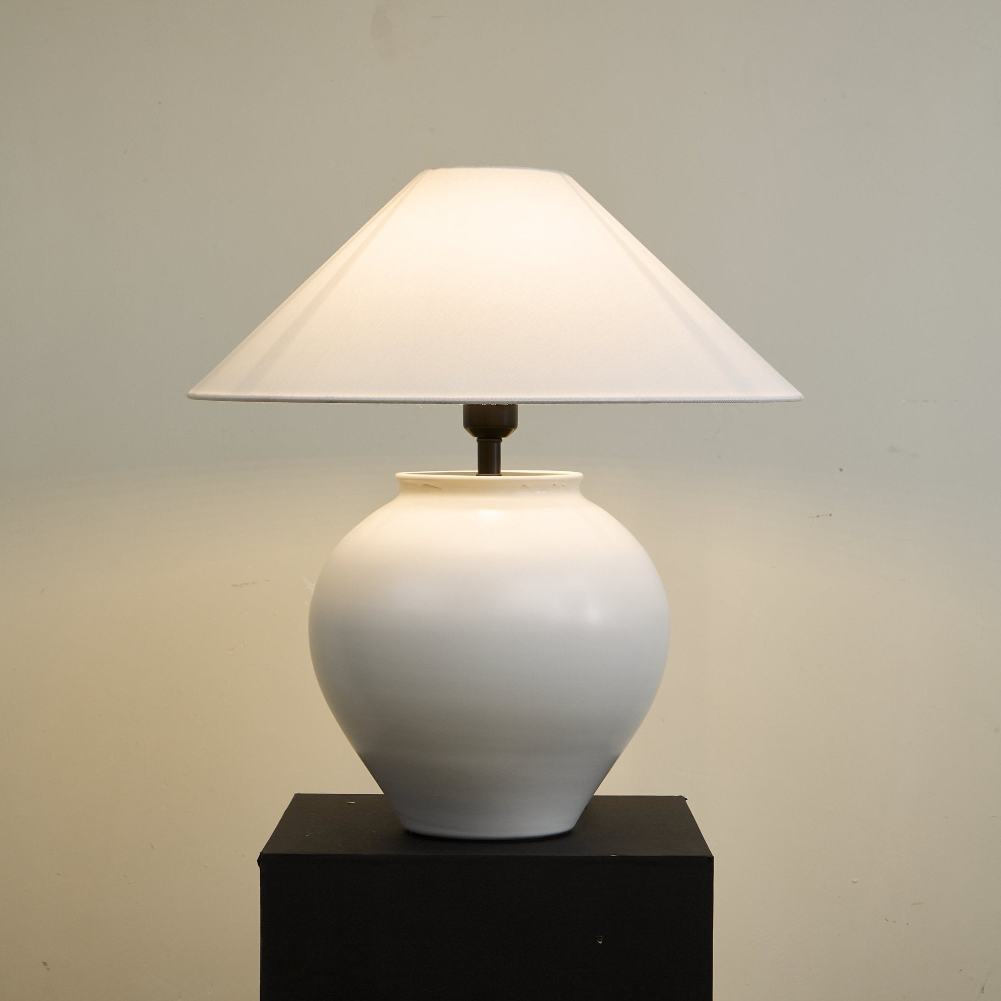 luma-ceramic-table-lamp-anzaz-White-4