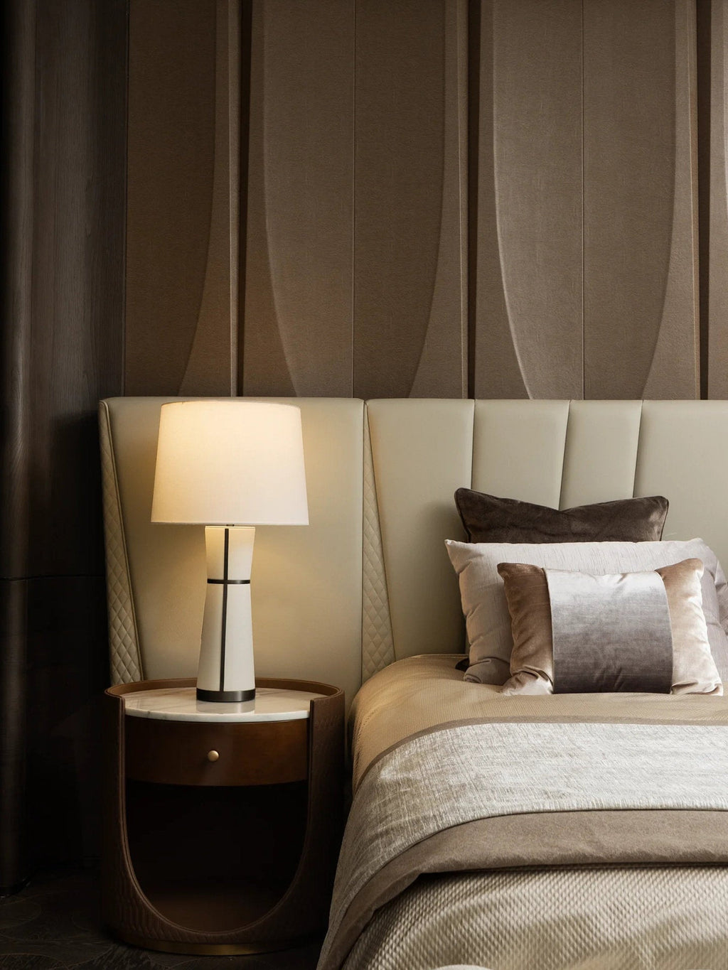 luxe-leather-table-lamp-anzaz-White-2