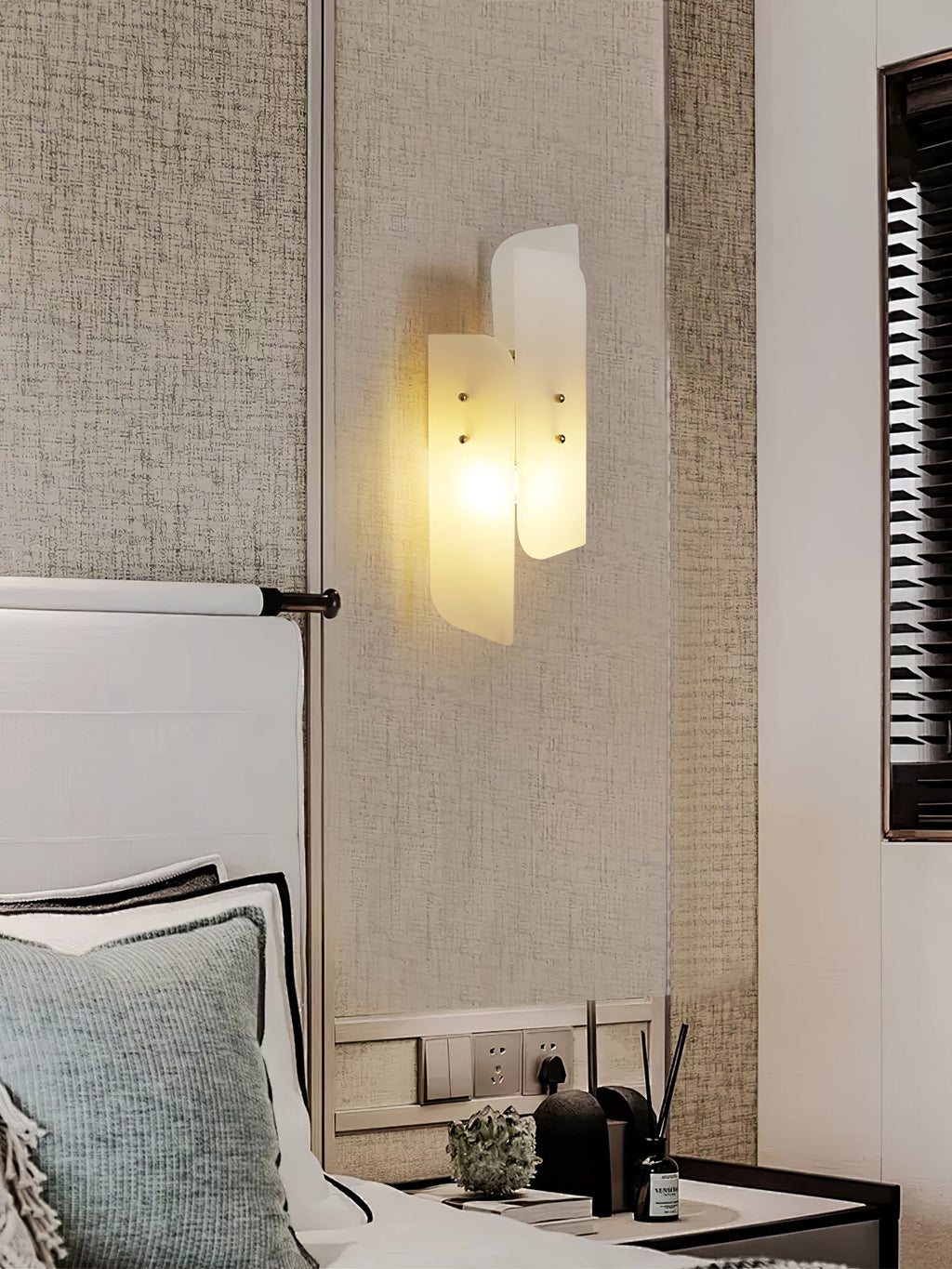 megalith-alabaster-wall-light-anzaz--2