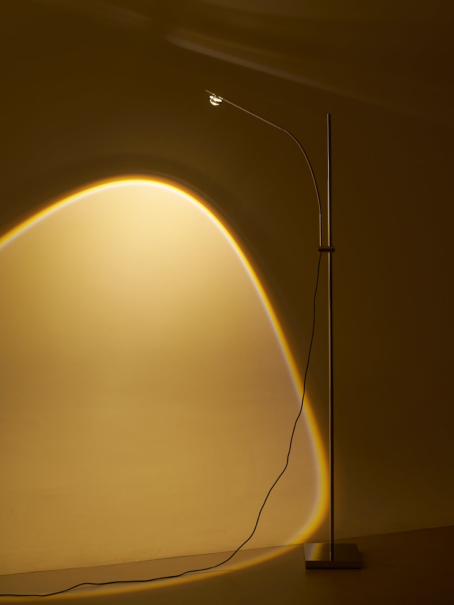 metal-body-graceful-floor-lamp-anzaz--21