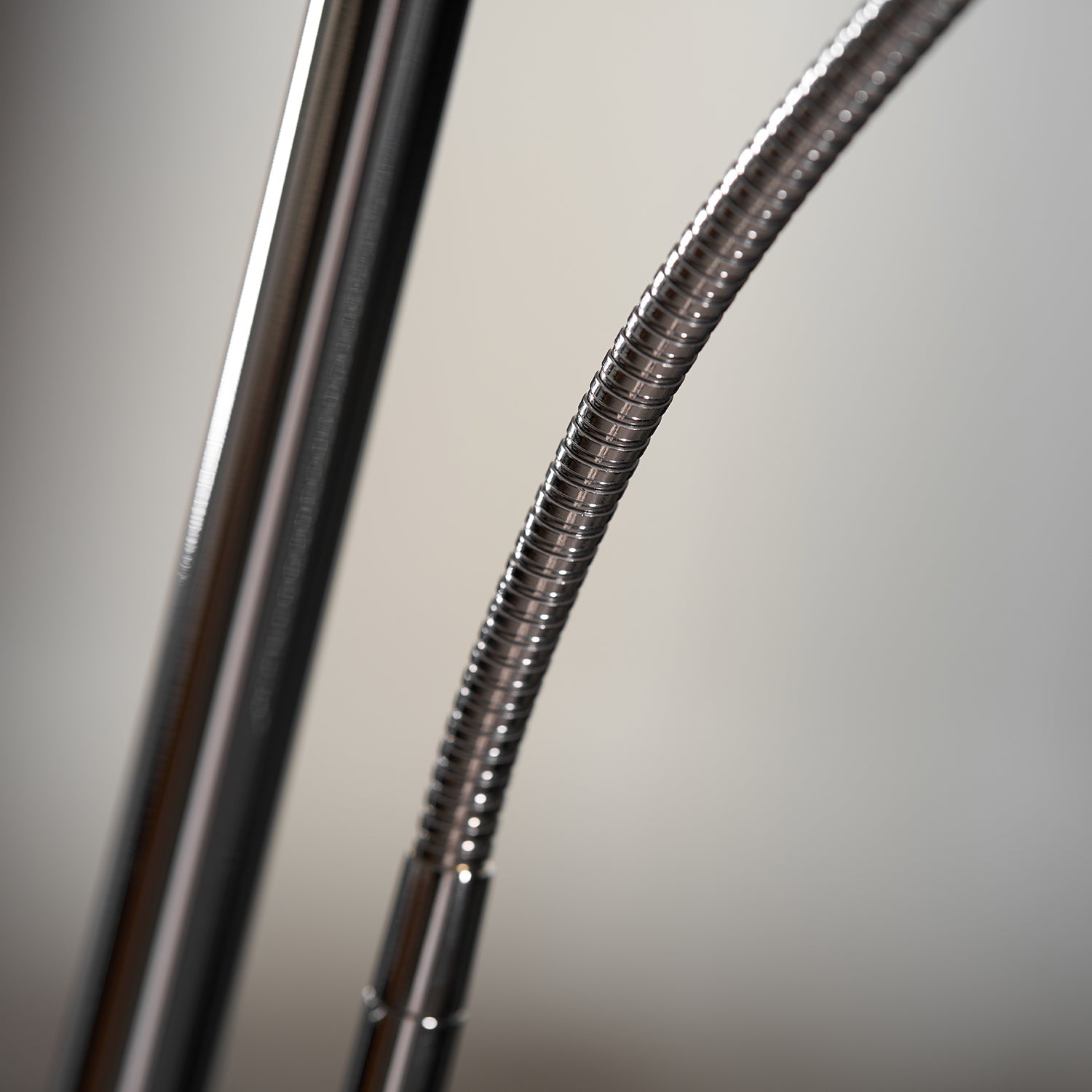 metal-body-graceful-floor-lamp-anzaz--30