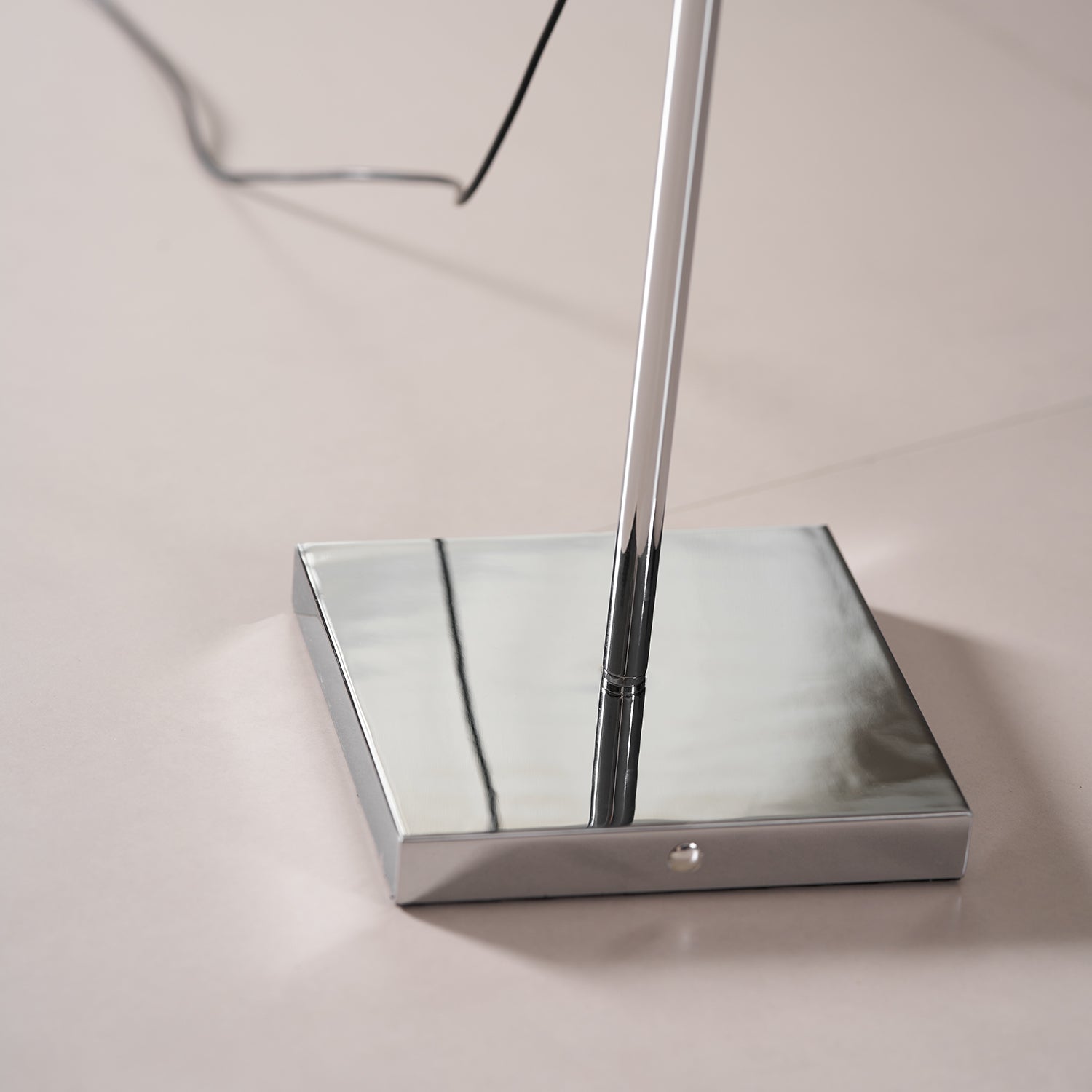 metal-body-graceful-floor-lamp-anzaz--32