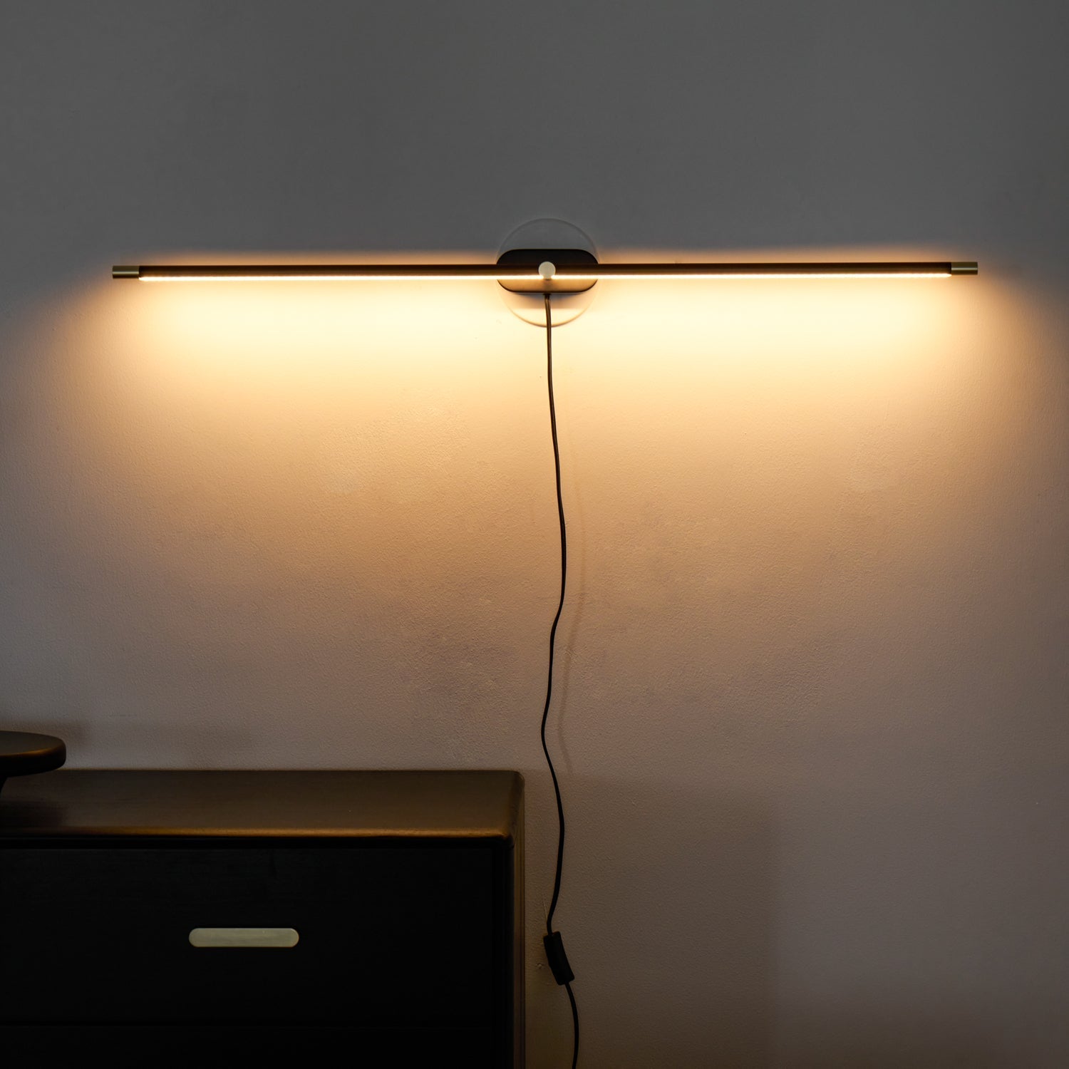 minimalist-linear-plug-in-wall-lamp-anzaz-Black+Gold & Warm Light-12