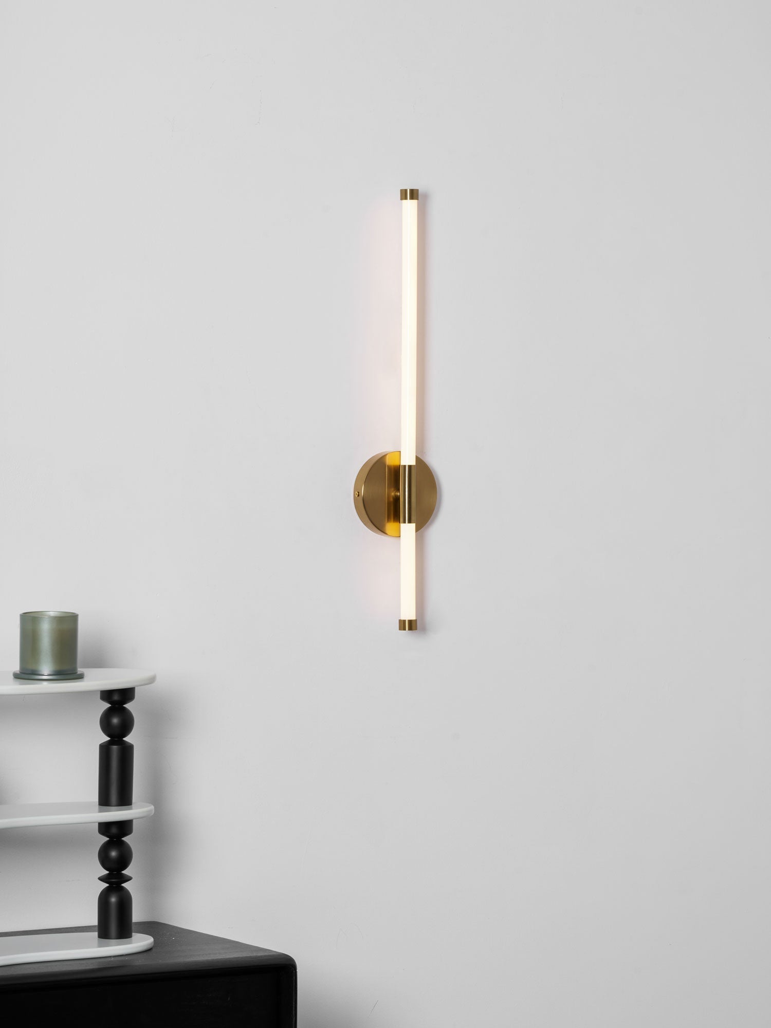 minimalist-vertical-wall-sconce-anzaz--44