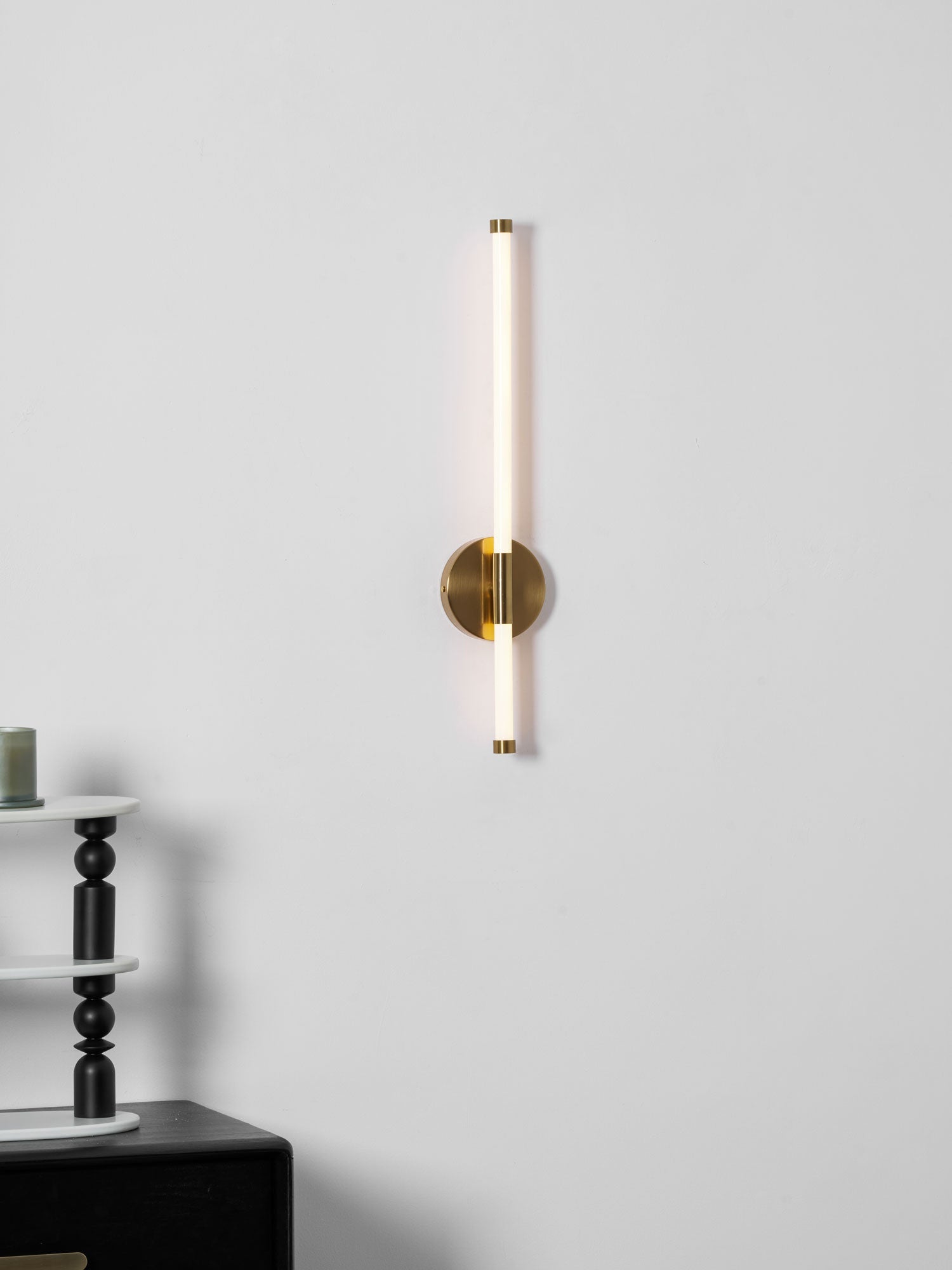 minimalist-vertical-wall-sconce-anzaz--45