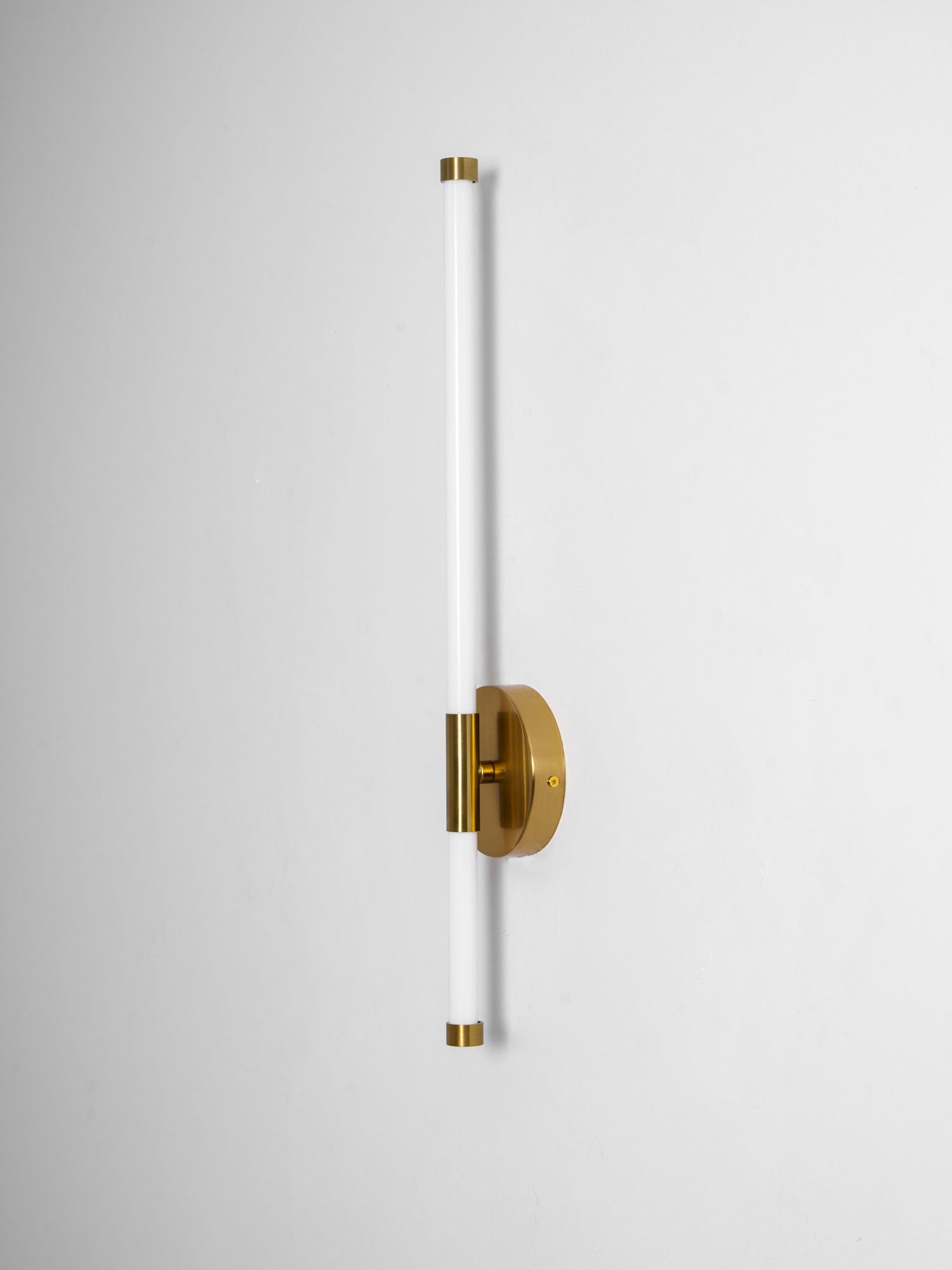 minimalist-vertical-wall-sconce-anzaz--52