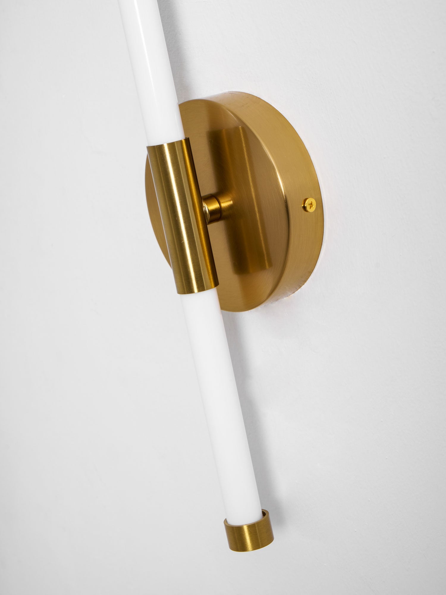 minimalist-vertical-wall-sconce-anzaz--50