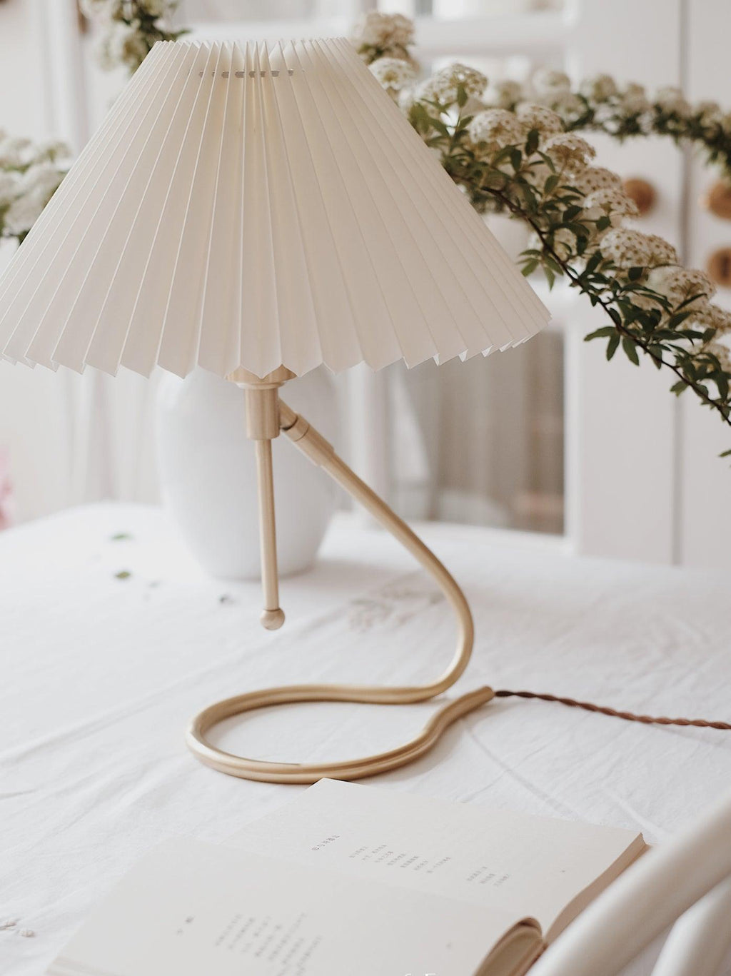 levitate-pleated-table-lamp-anzaz--18