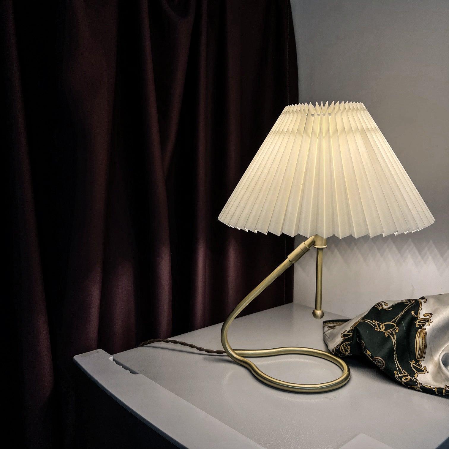 levitate-pleated-table-lamp-anzaz-Brass+white-3