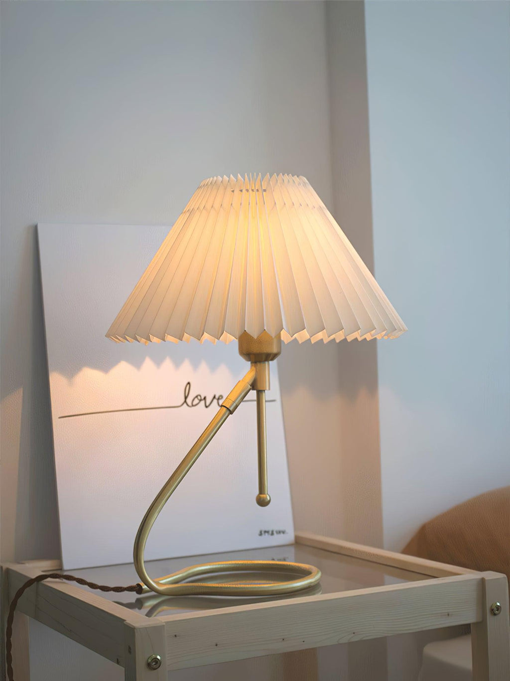 levitate-pleated-table-lamp-anzaz-Brass+white-2