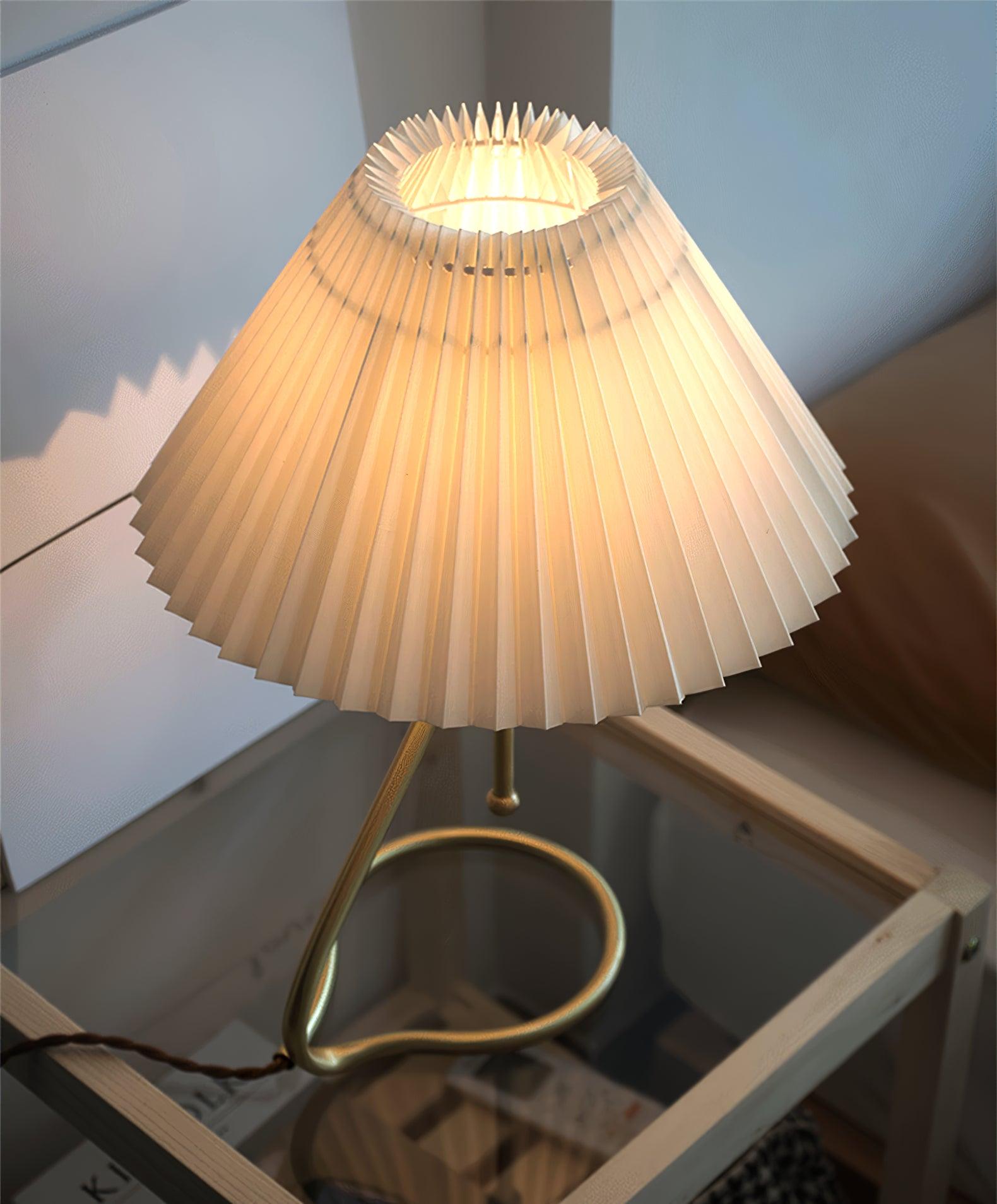 levitate-pleated-table-lamp-anzaz--10