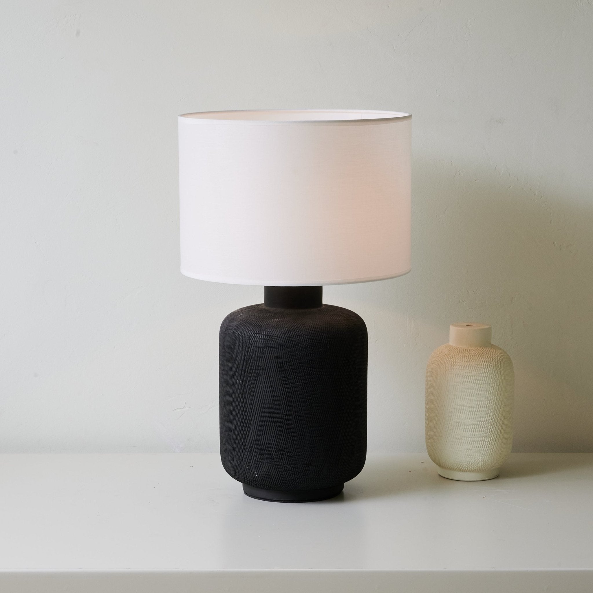 nocturne-textured-black-table-lamp-anzaz-Black & White-2