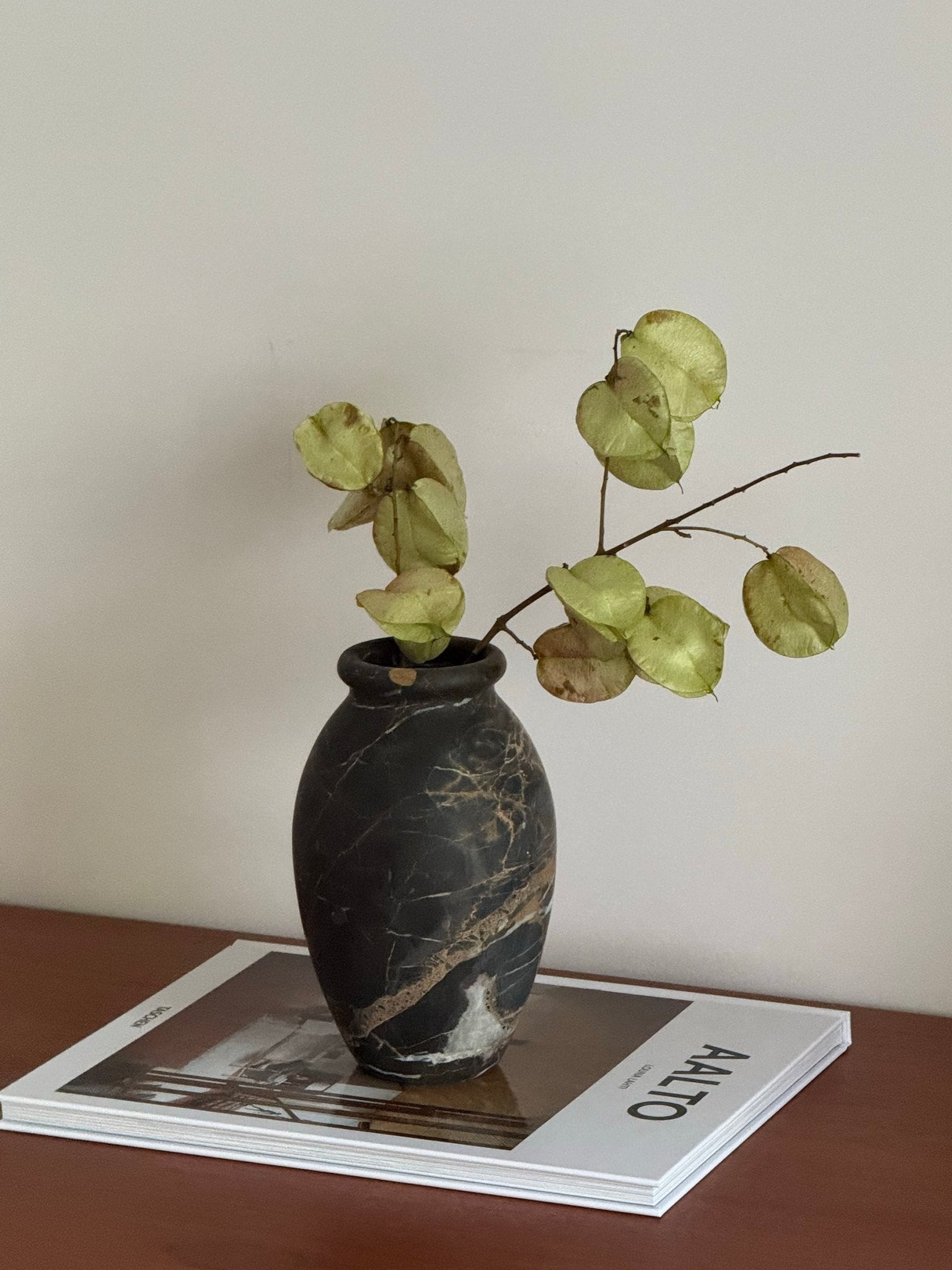 noir-vein-stone-vase-anzaz--5