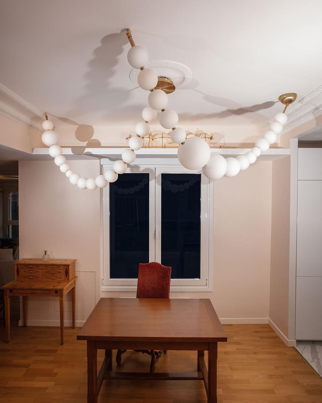pearl-necklace-balls-chandelier-anzaz--62