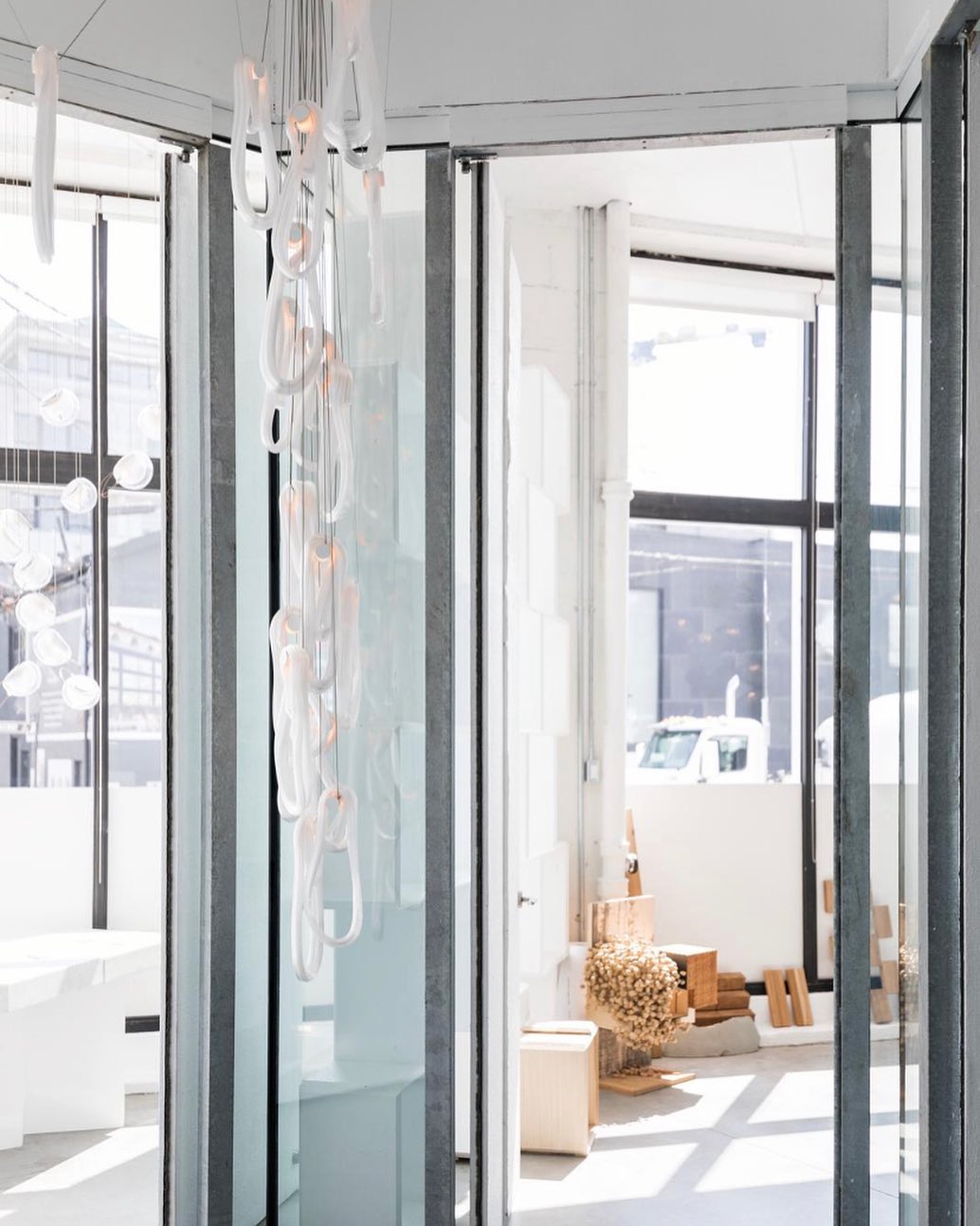 pearlescent-filament-chandelier-anzaz-White-3