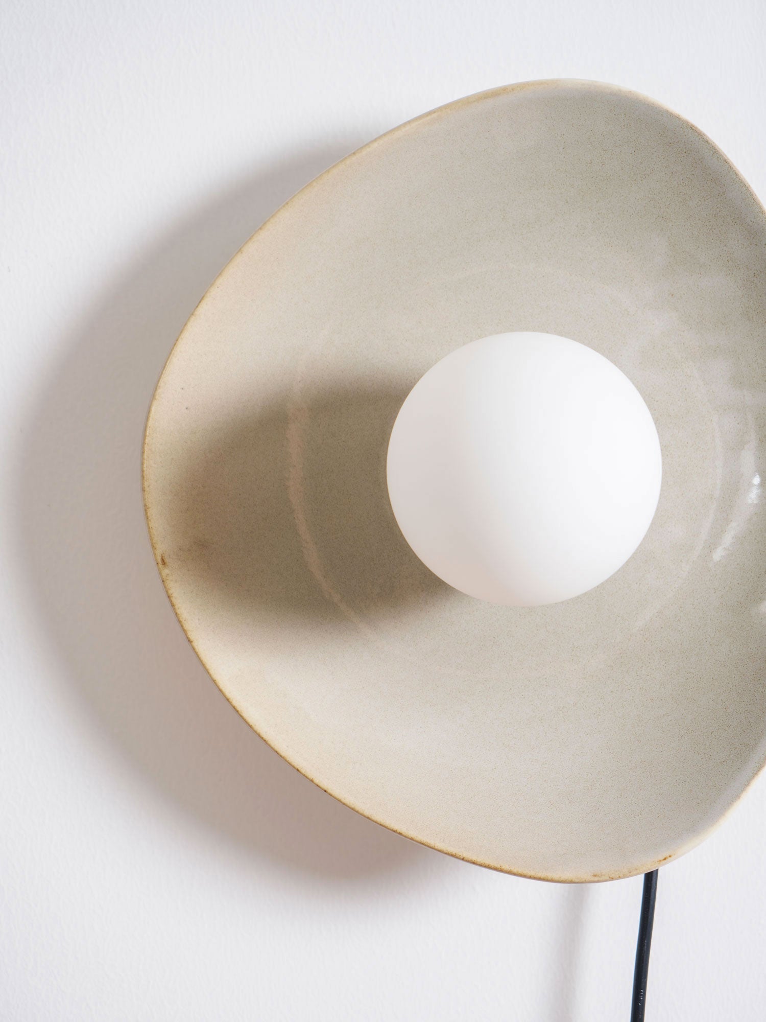 pebble-disc-plug-in-wall-light-anzaz--21