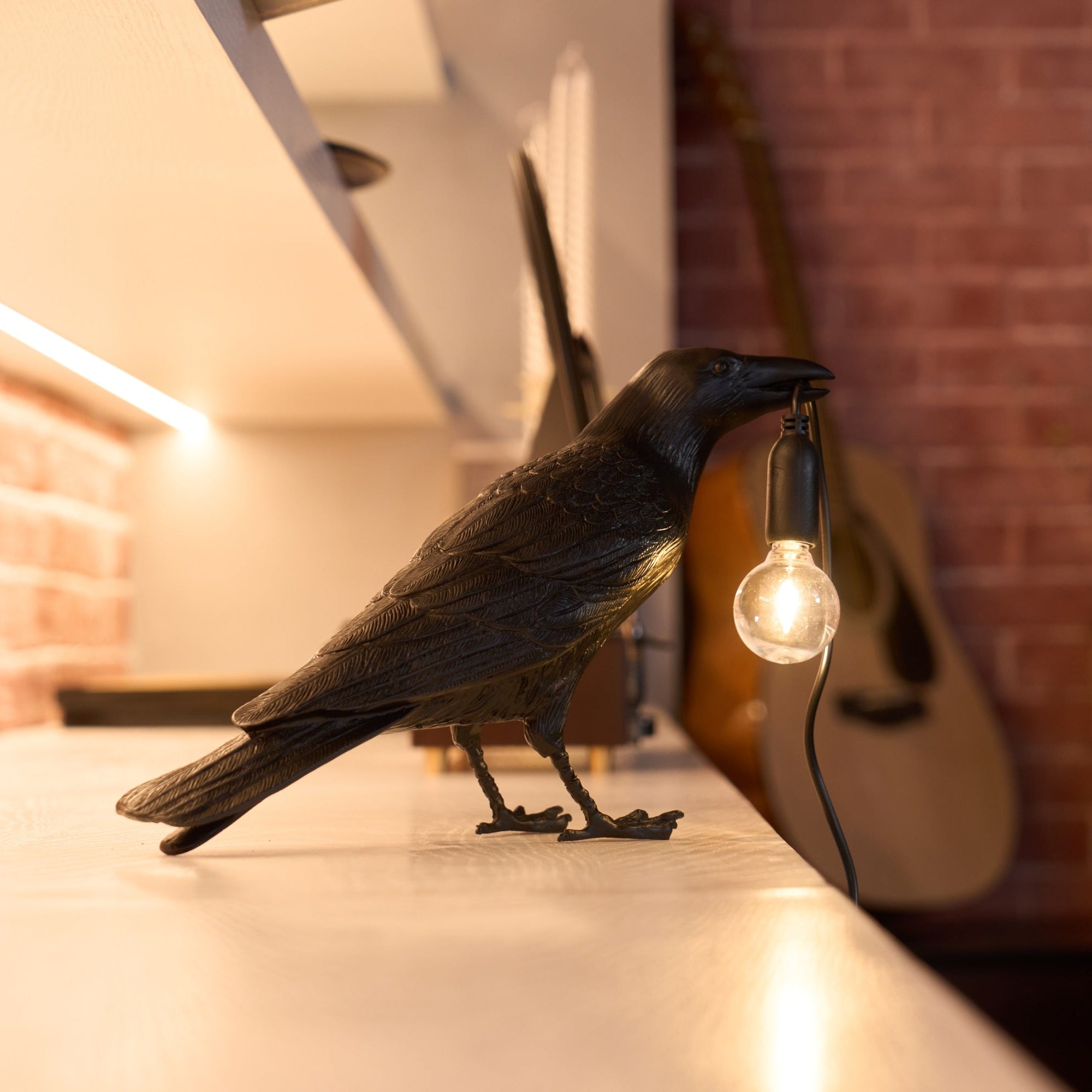 raven-resin-table-lamp-anzaz-Black-3