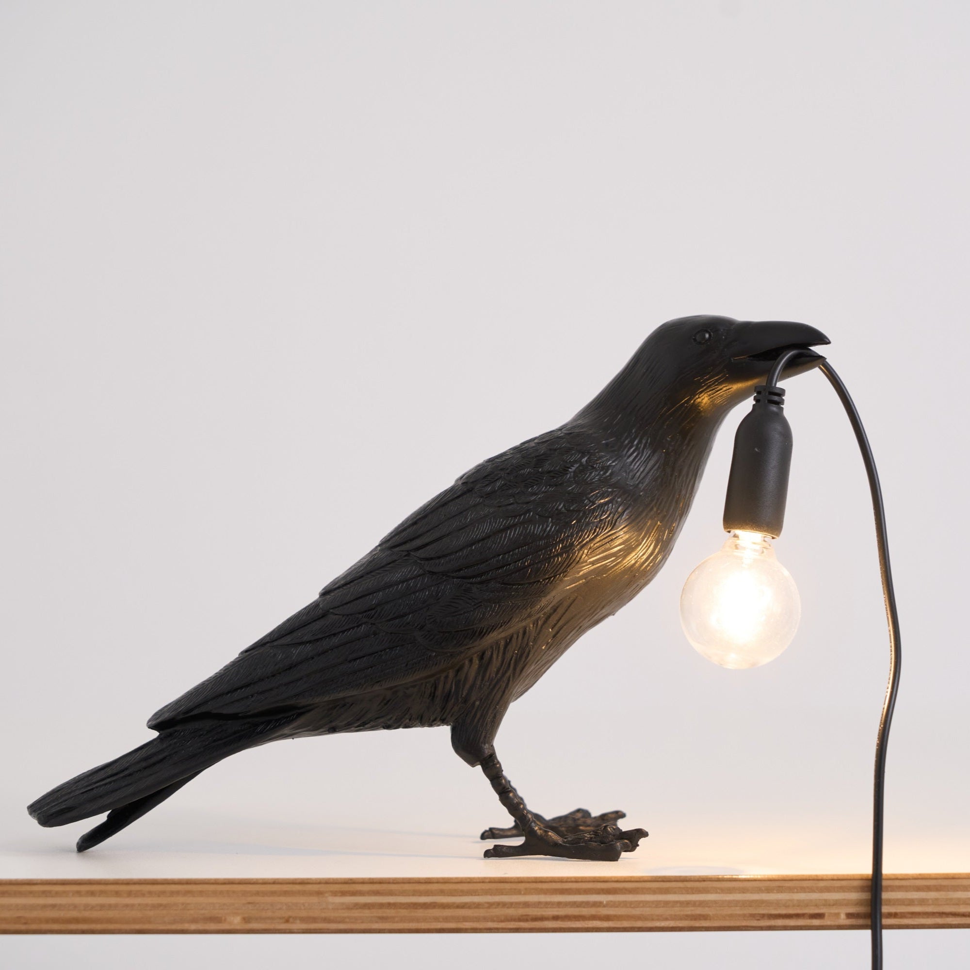raven-resin-table-lamp-anzaz-White-15