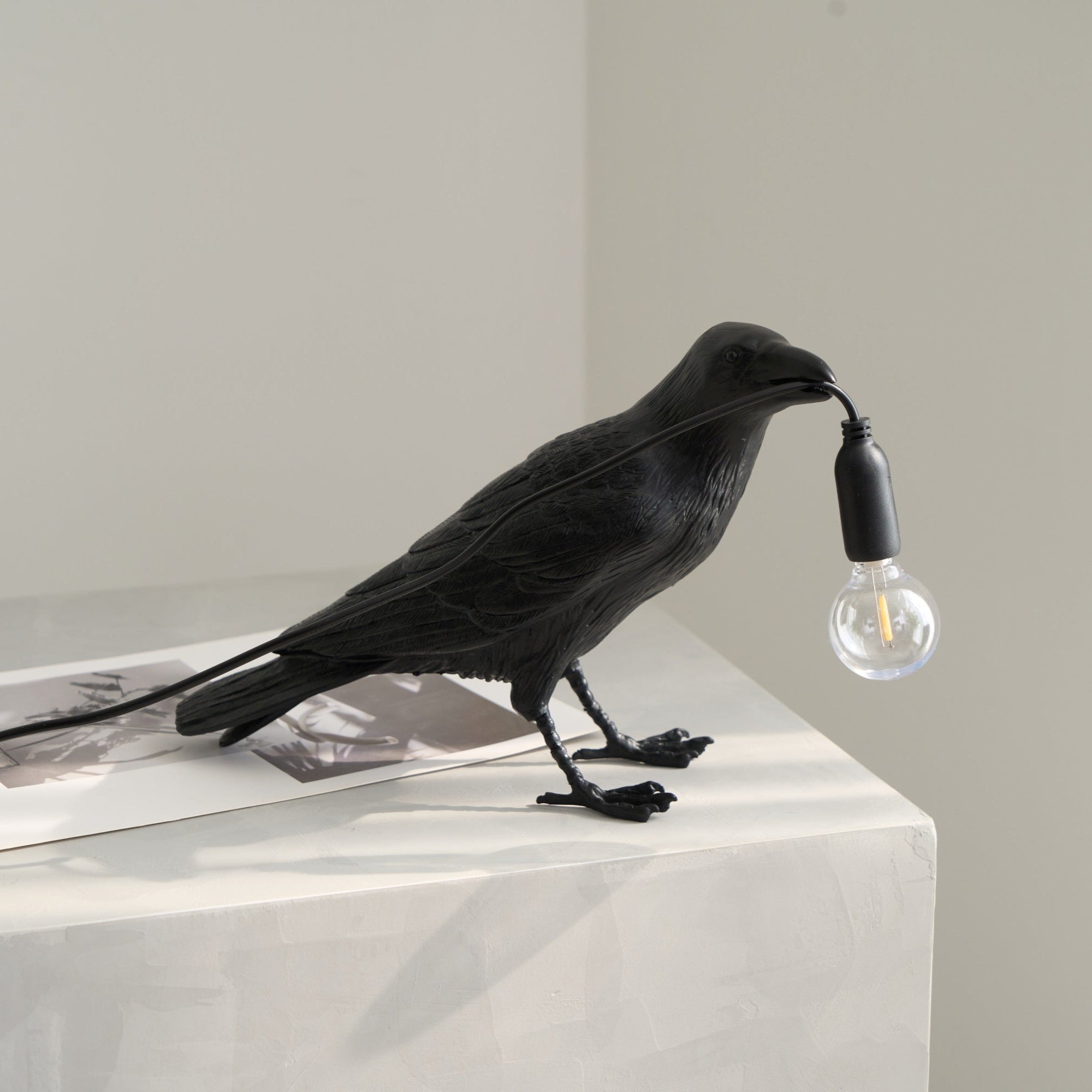 raven-resin-table-lamp-anzaz-White-8