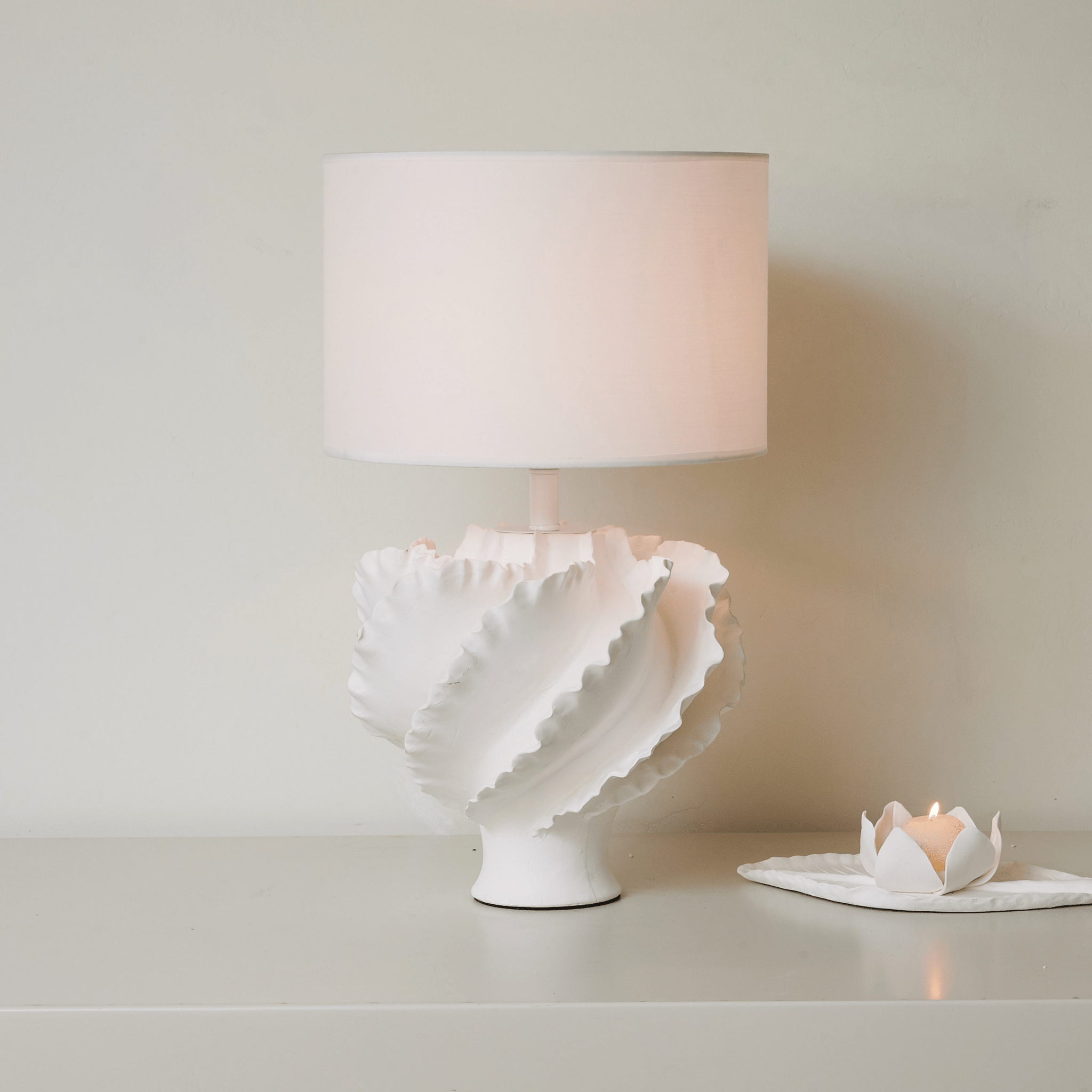 sculptural-shell-inspired-table-lamp-anzaz-White-2