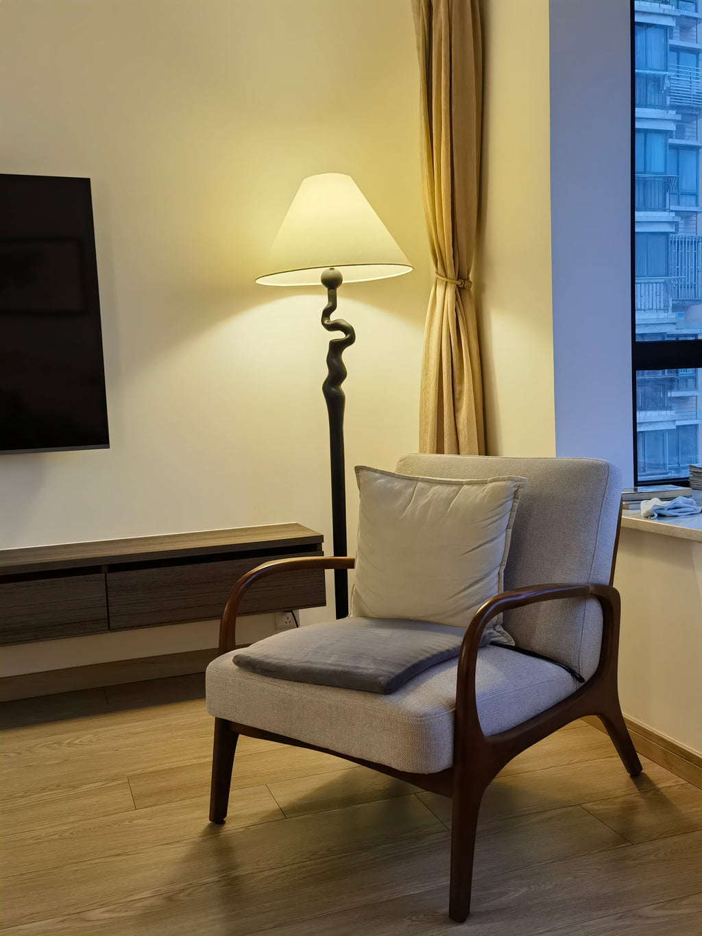 serpentine-twist-floor-lamp-anzaz-Walnut Color-7
