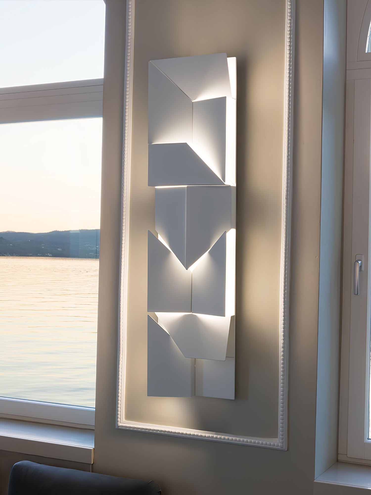shadows-charging-grand-sconce-anzaz--134
