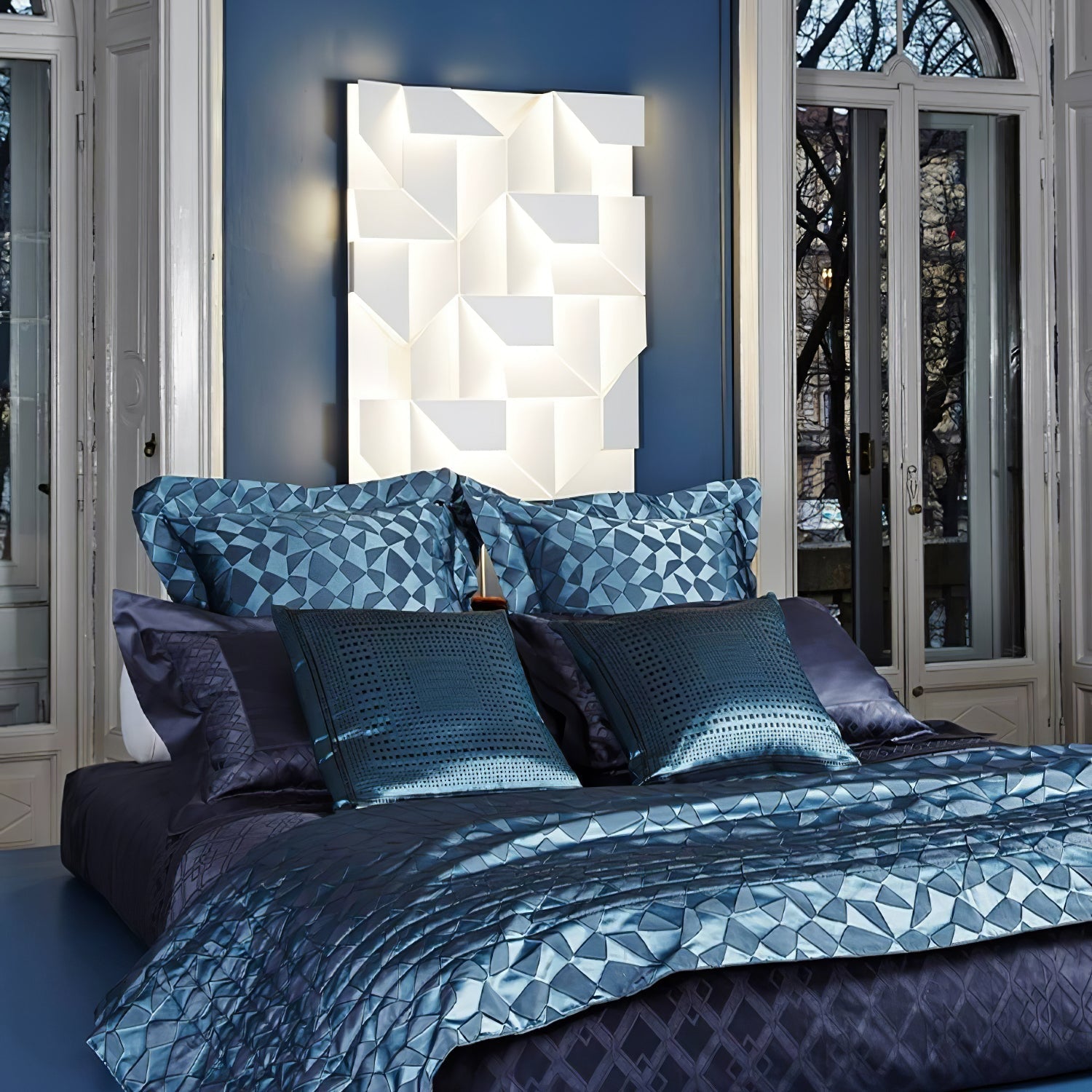 shadows-grand-plug-in-sconce-anzaz--131