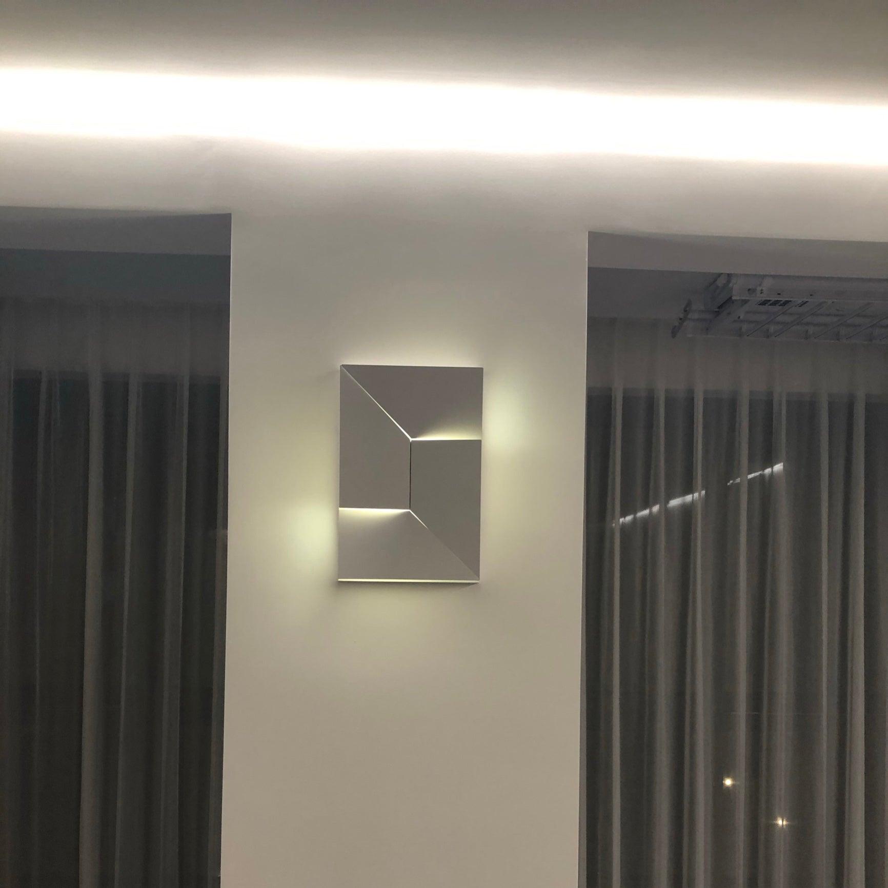 shadows-charging-grand-sconce-anzaz--52