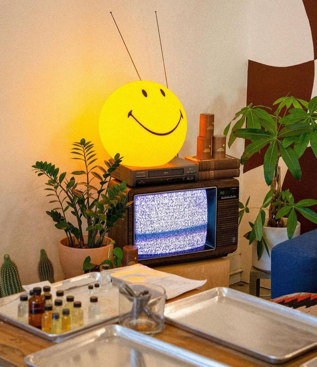 smiling-rechargeable-built-in-battery-table-lamp-anzaz--19