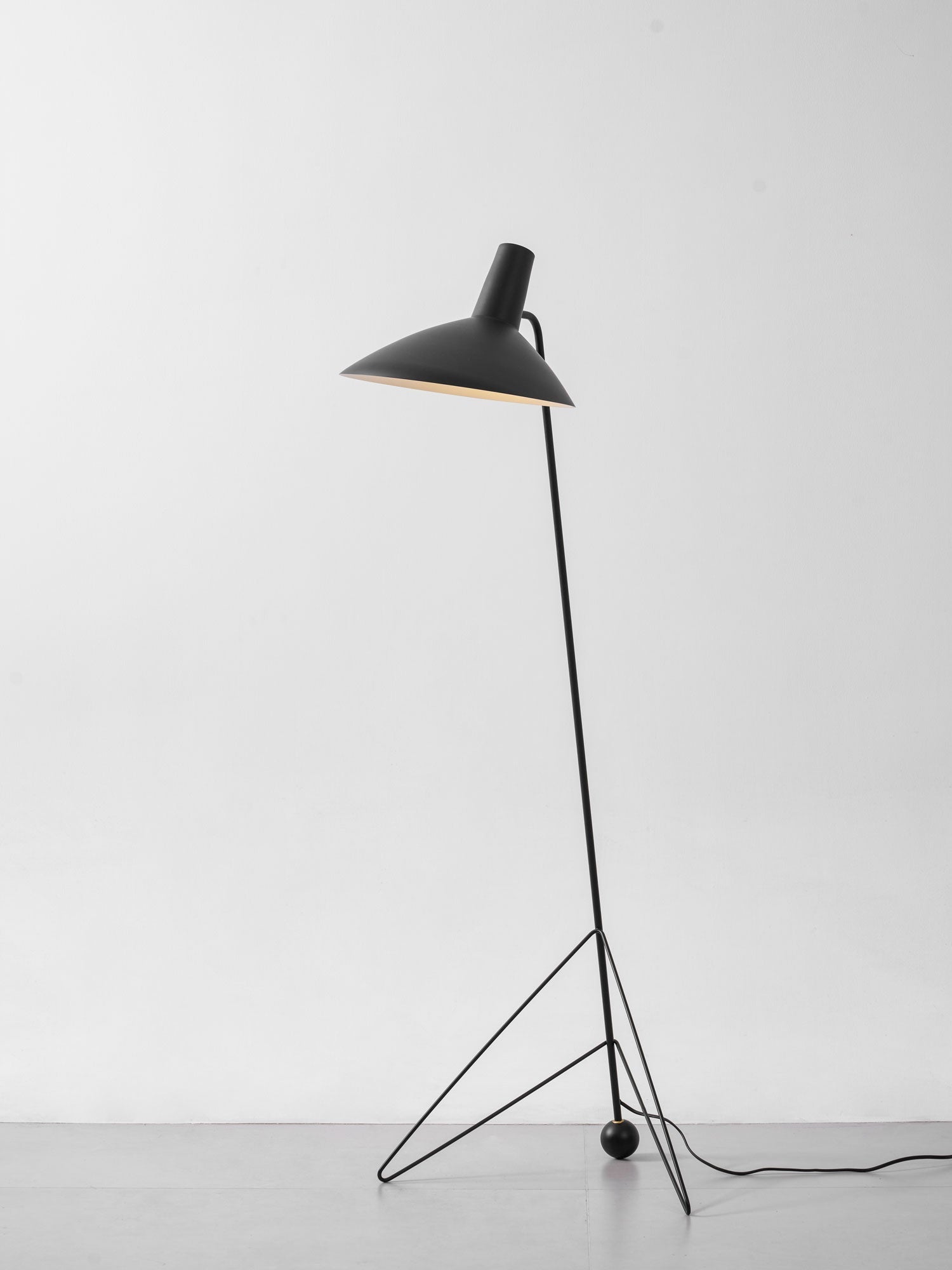 svelte-noir-floor-lamp-anzaz--48