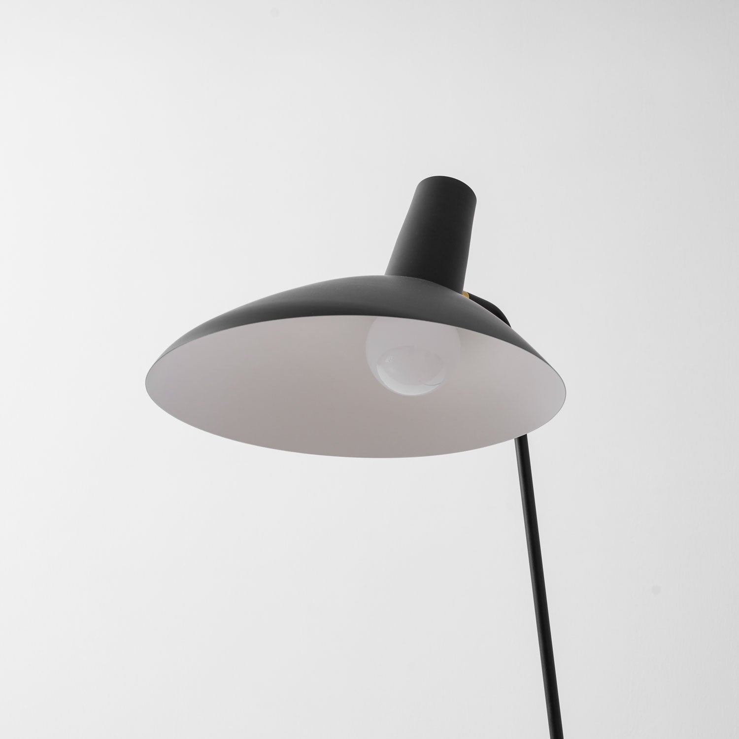svelte-noir-floor-lamp-anzaz--46