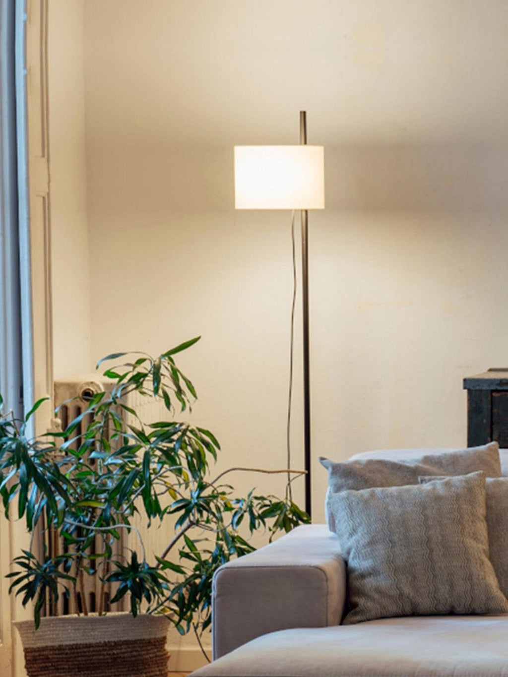 svelte-silhouette-floor-lamp-anzaz--33