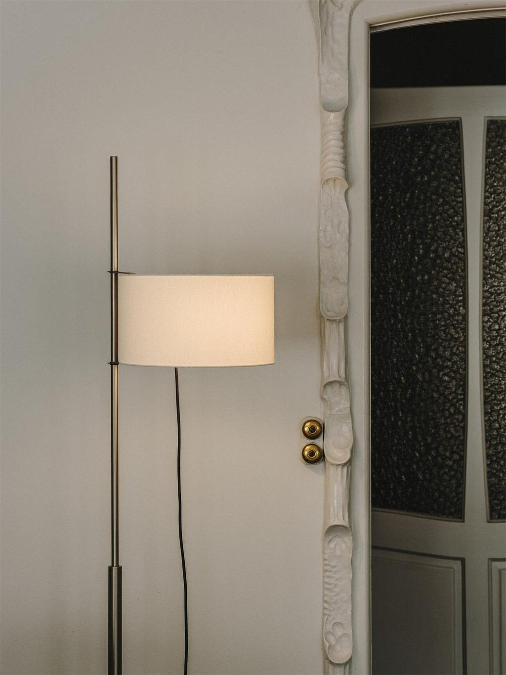 svelte-silhouette-floor-lamp-anzaz--35
