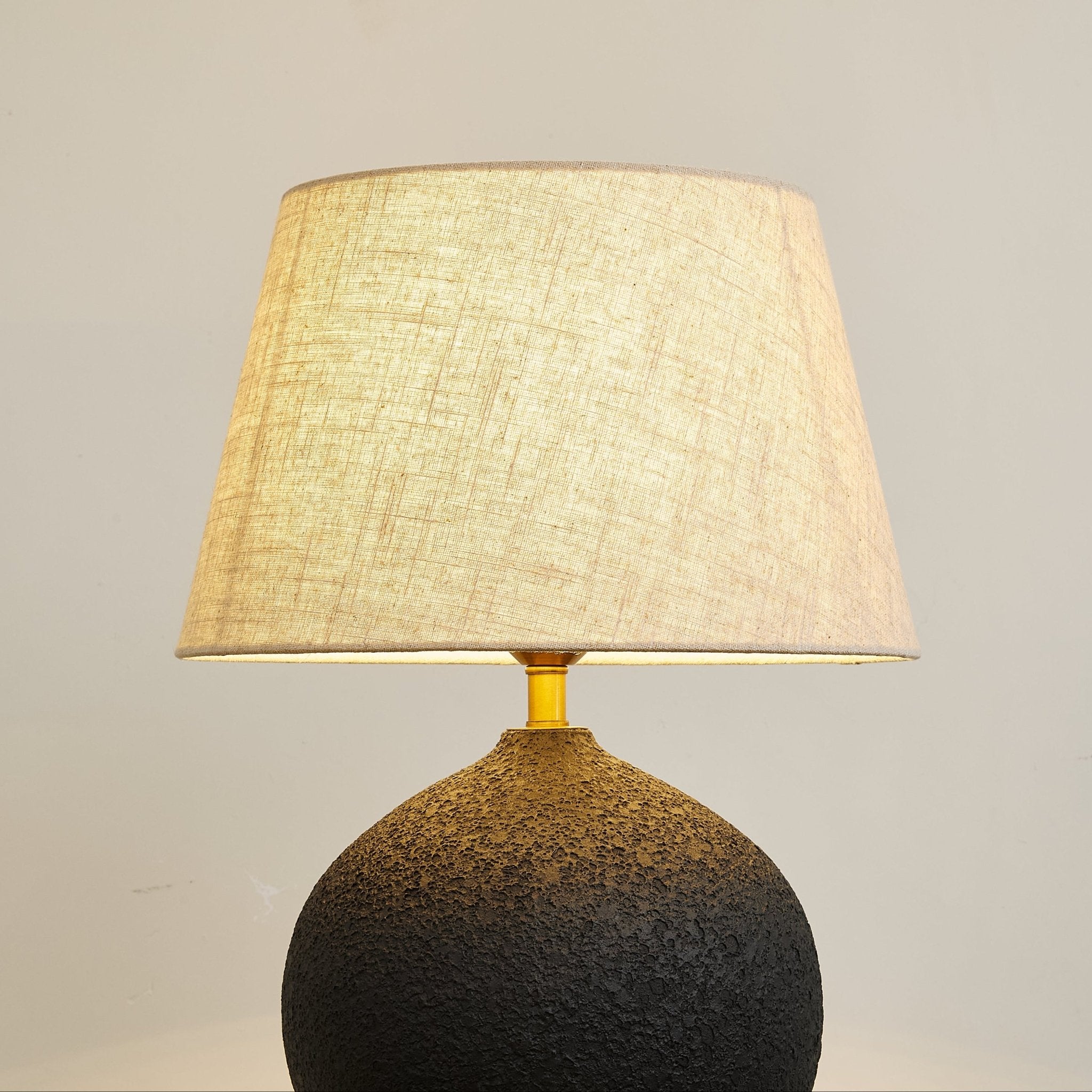 terra-noir-textured-table-lamp-anzaz--11