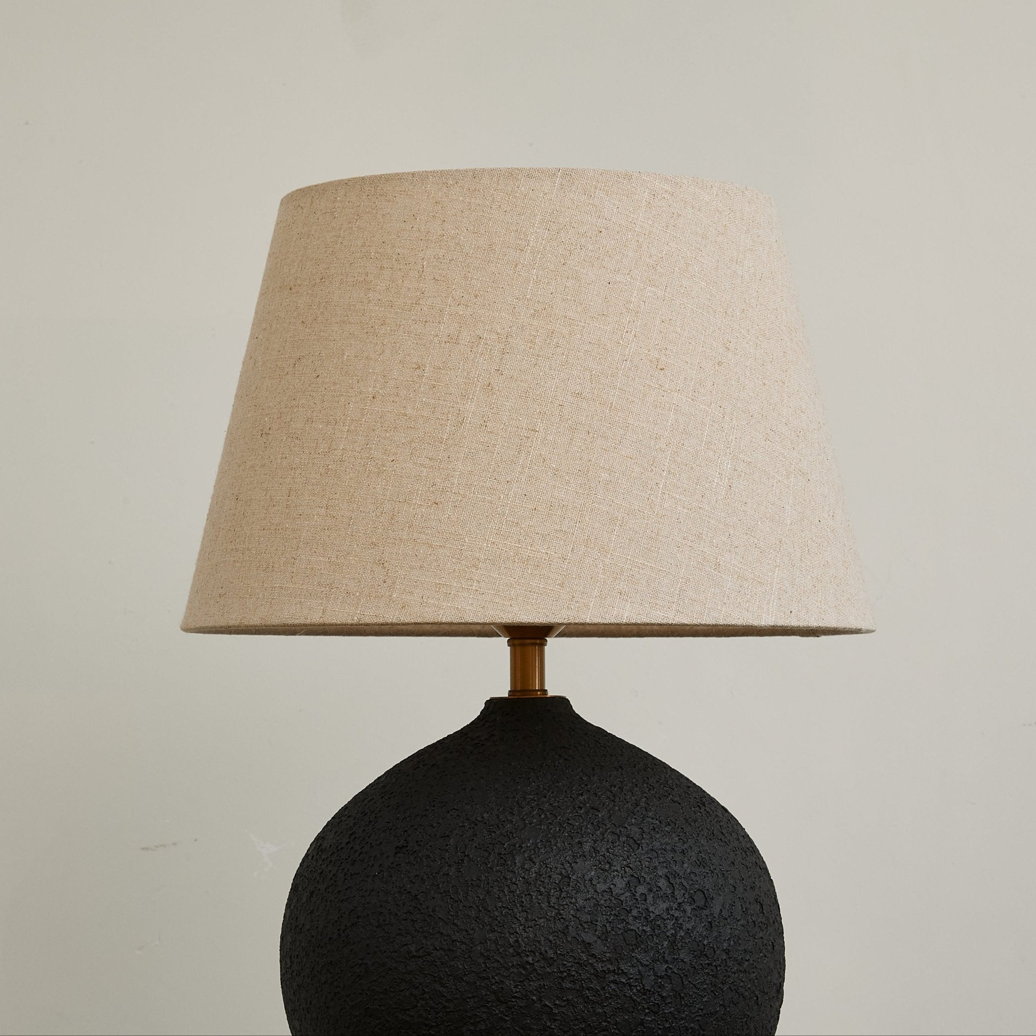 terra-noir-textured-table-lamp-anzaz--12