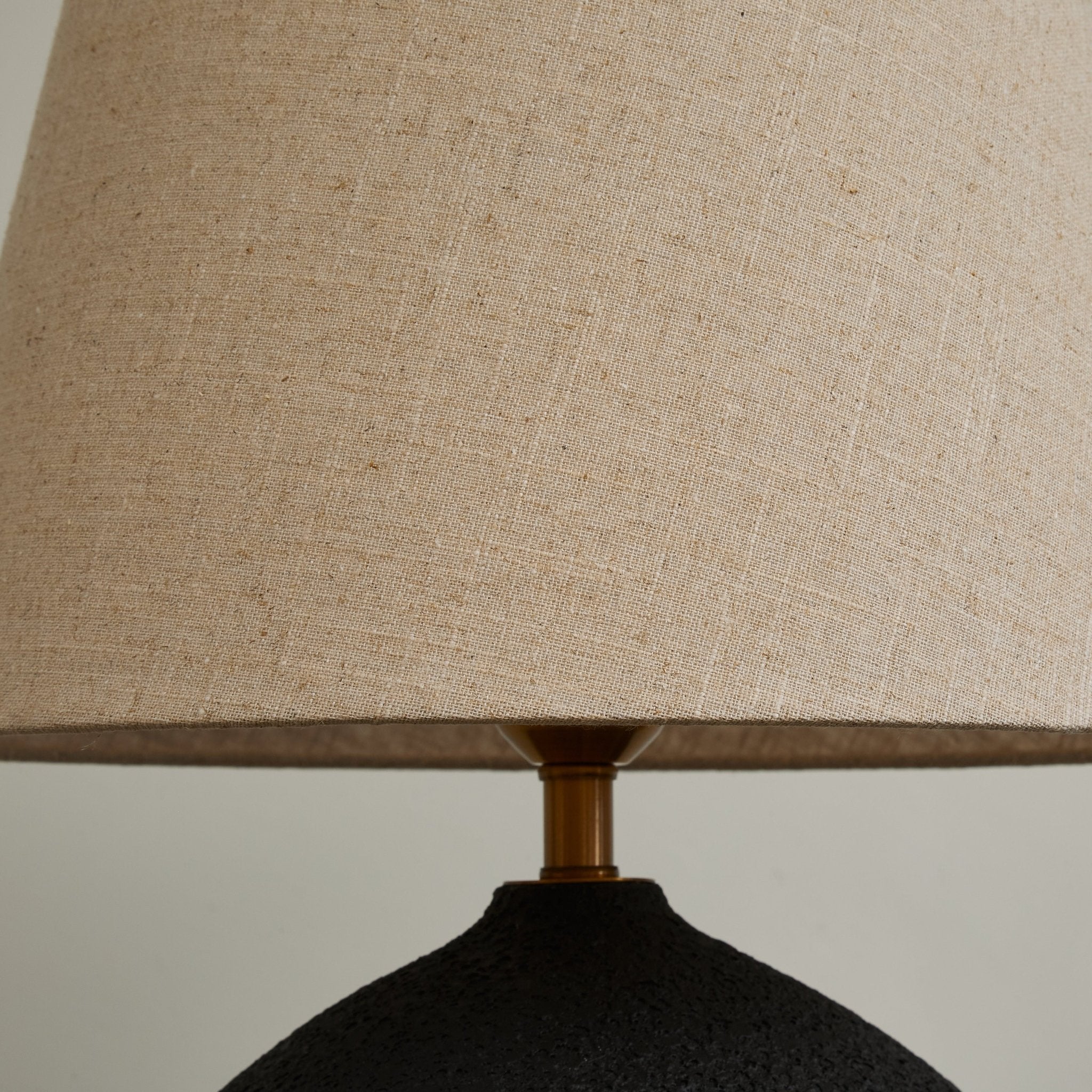 terra-noir-textured-table-lamp-anzaz--13