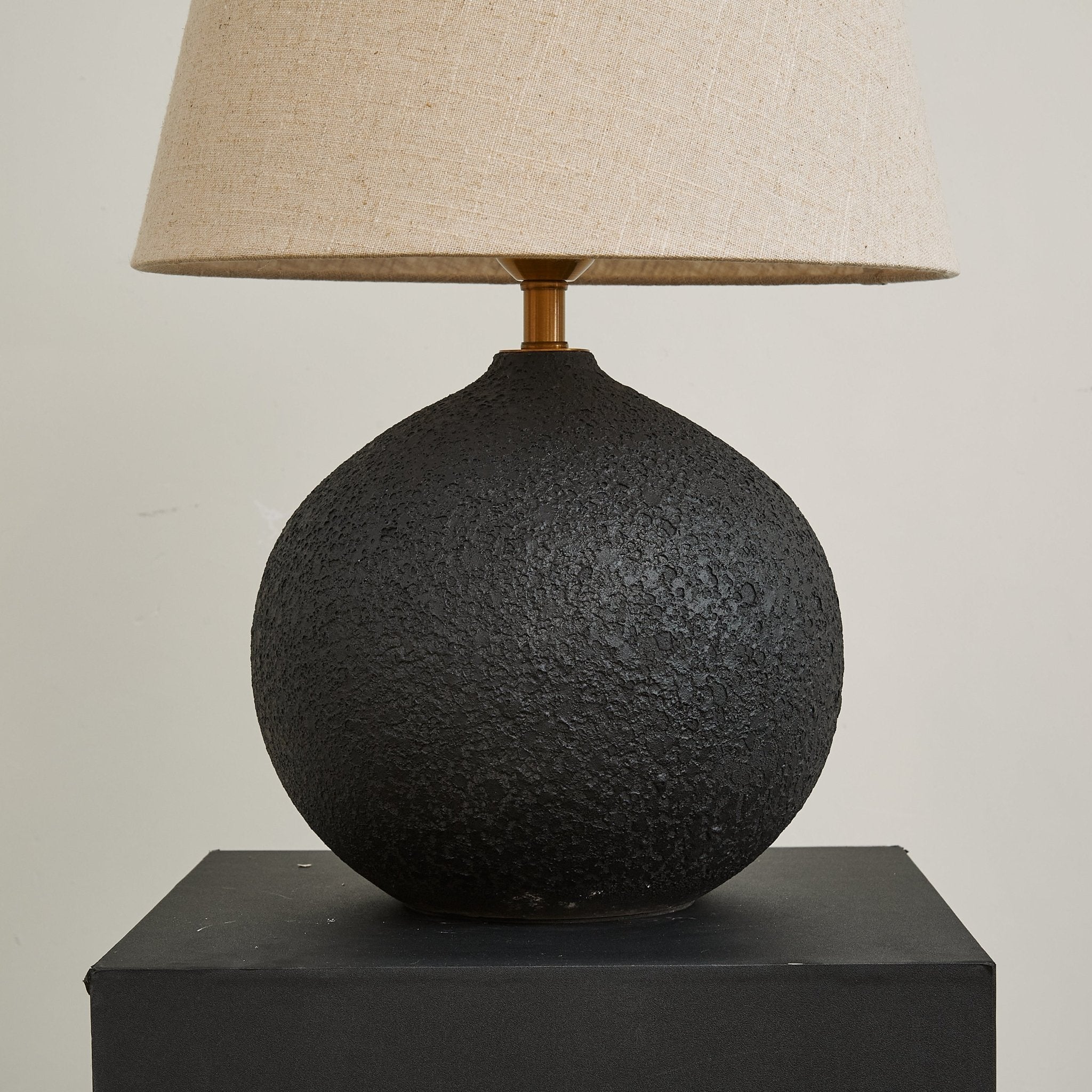 terra-noir-textured-table-lamp-anzaz--15