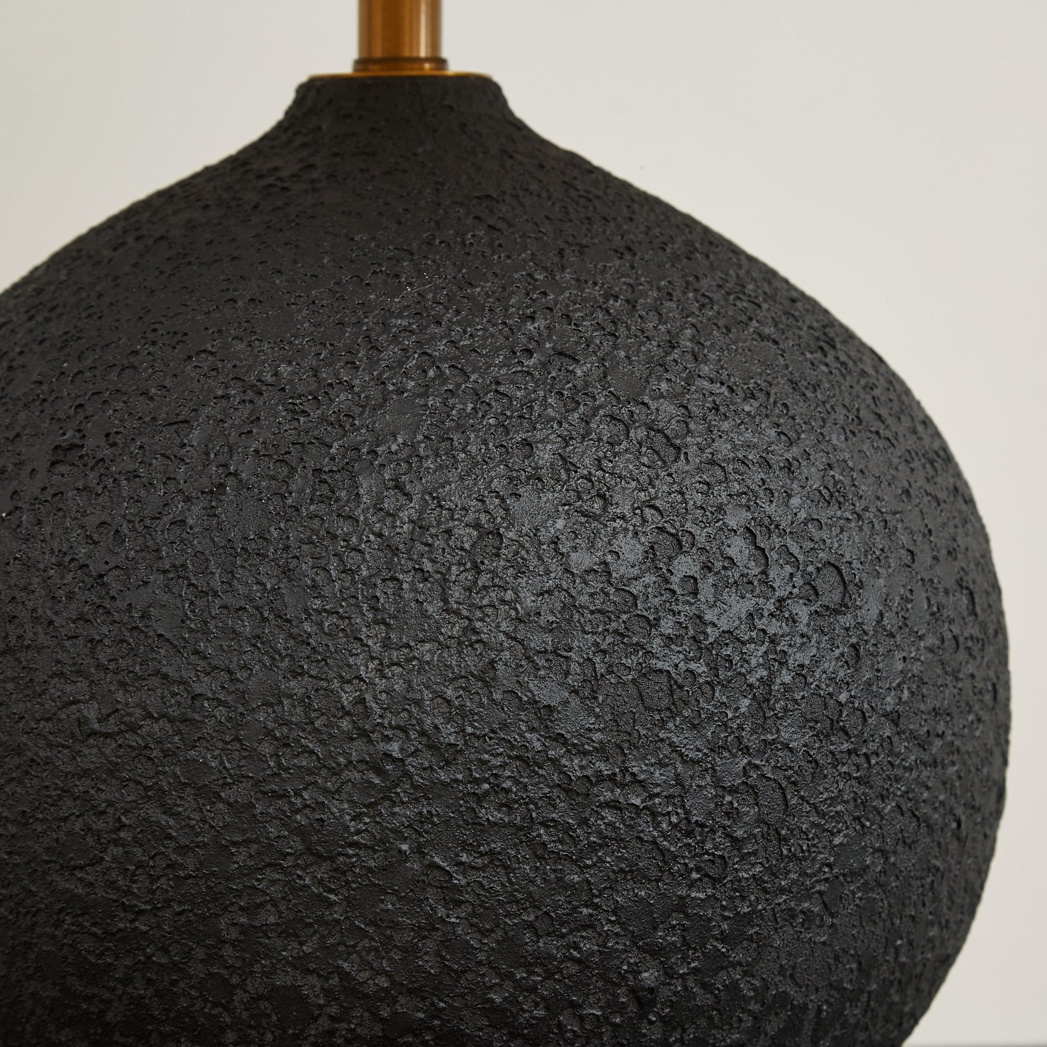 terra-noir-textured-table-lamp-anzaz--16