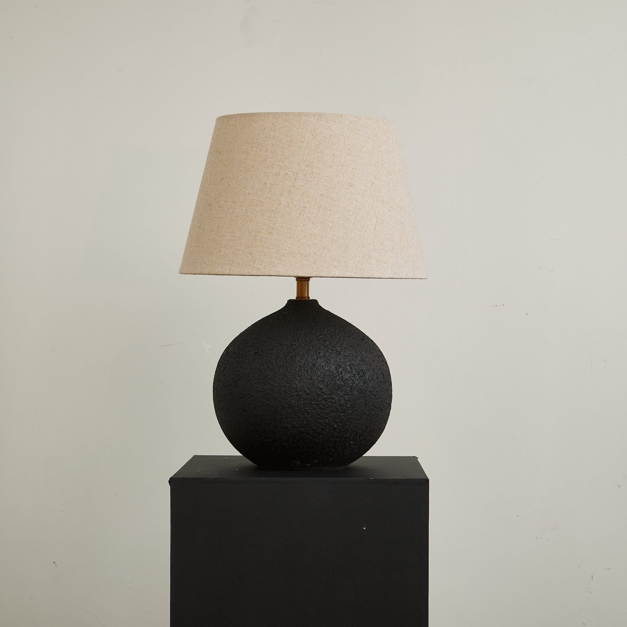 terra-noir-textured-table-lamp-anzaz-Black & White-4