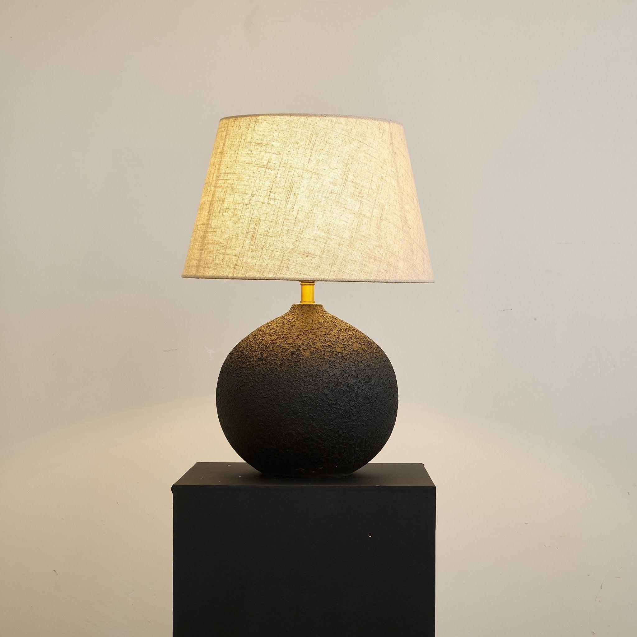 terra-noir-textured-table-lamp-anzaz--6
